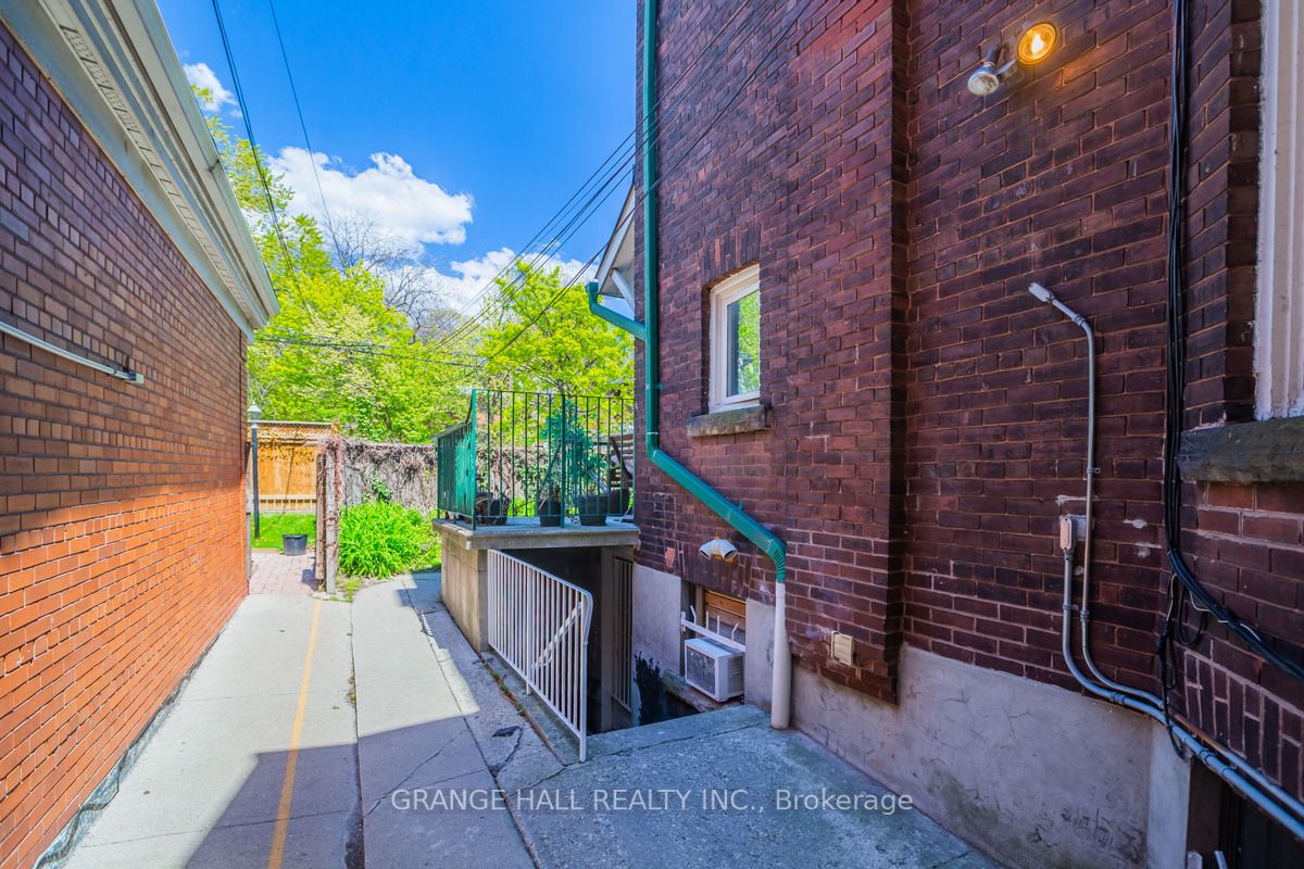 1544 King St W