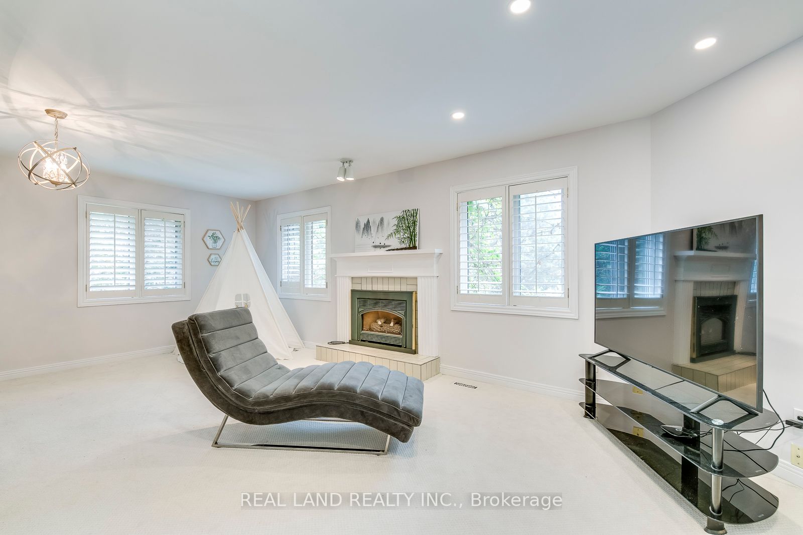 341 Acacia Court
