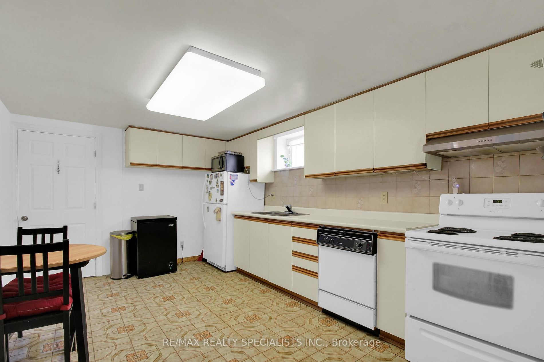 27 Garratt Blvd