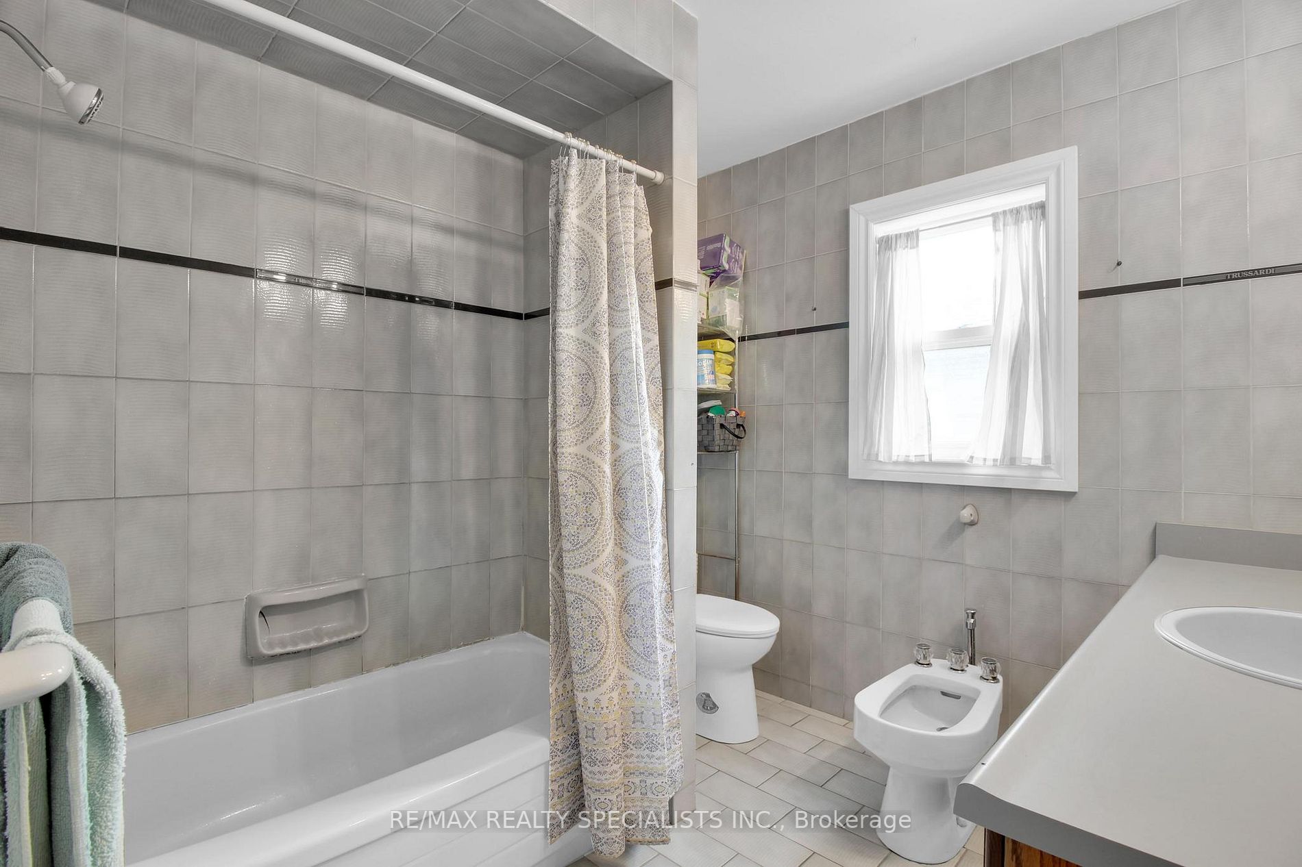 27 Garratt Blvd