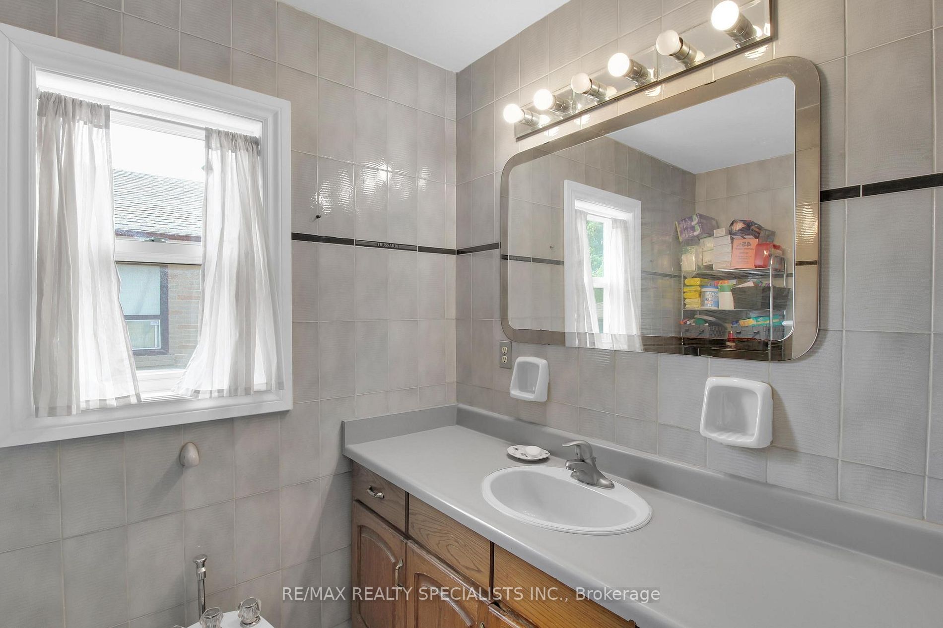 27 Garratt Blvd