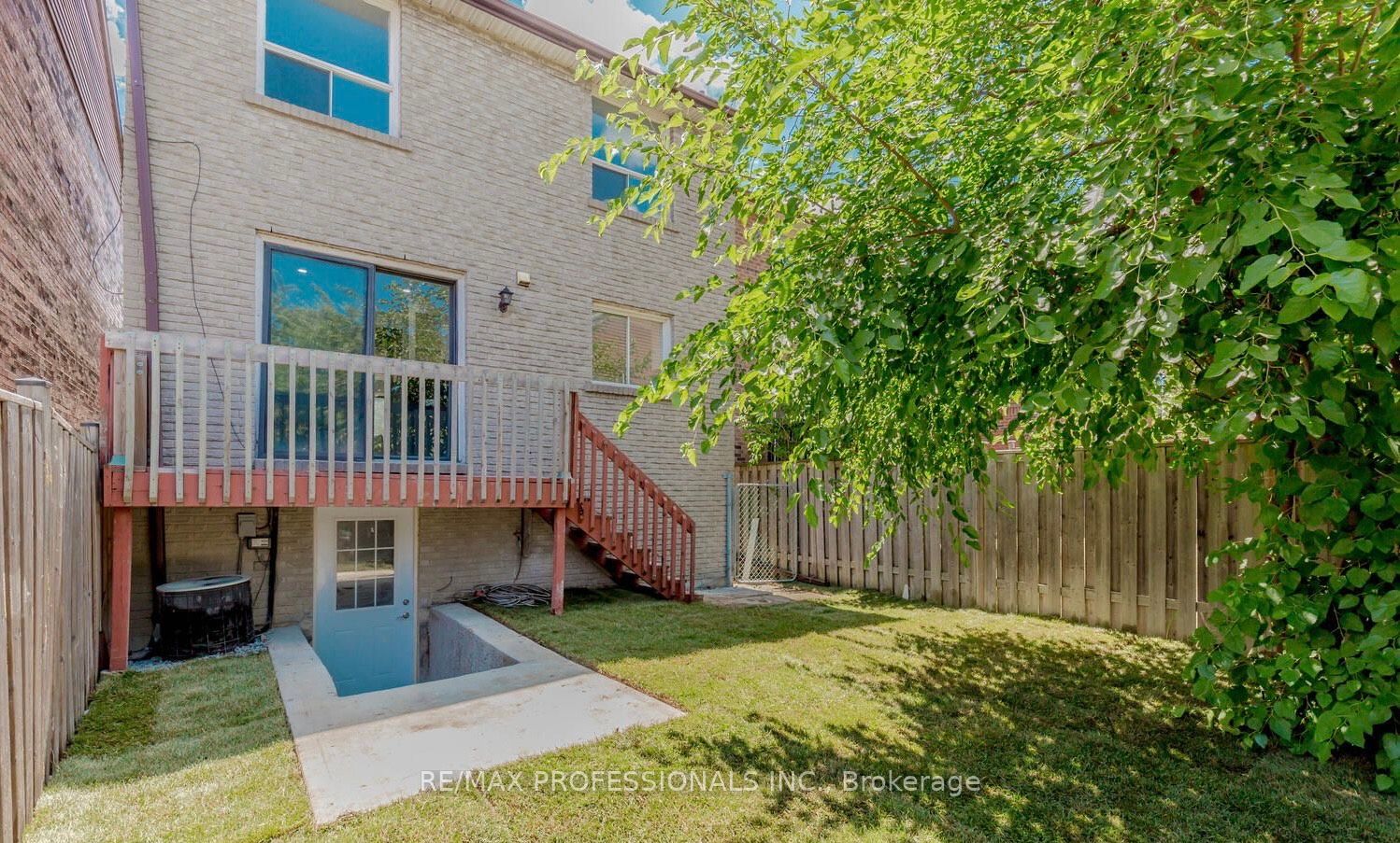 8 Norbrook Cres