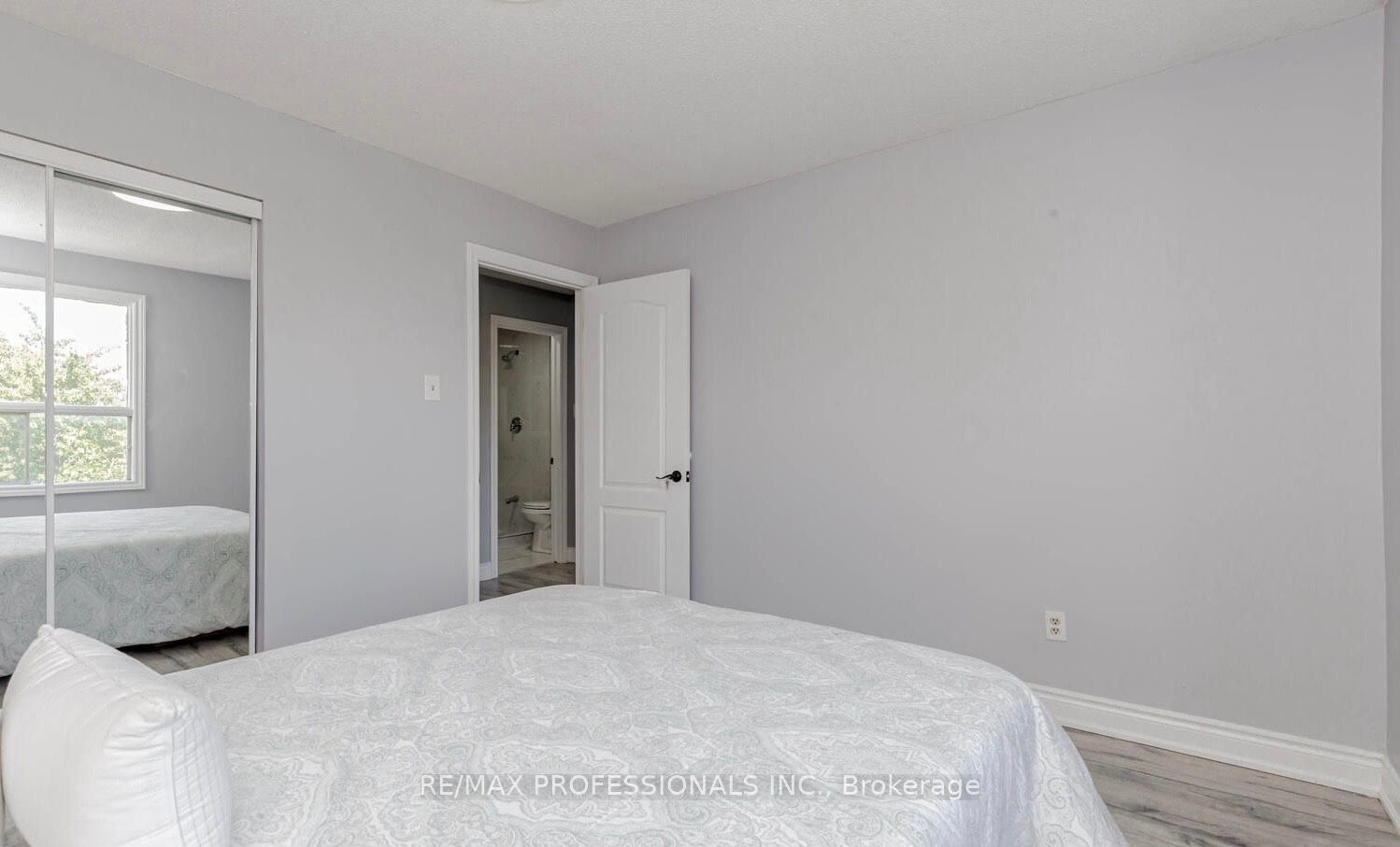 8 Norbrook Cres