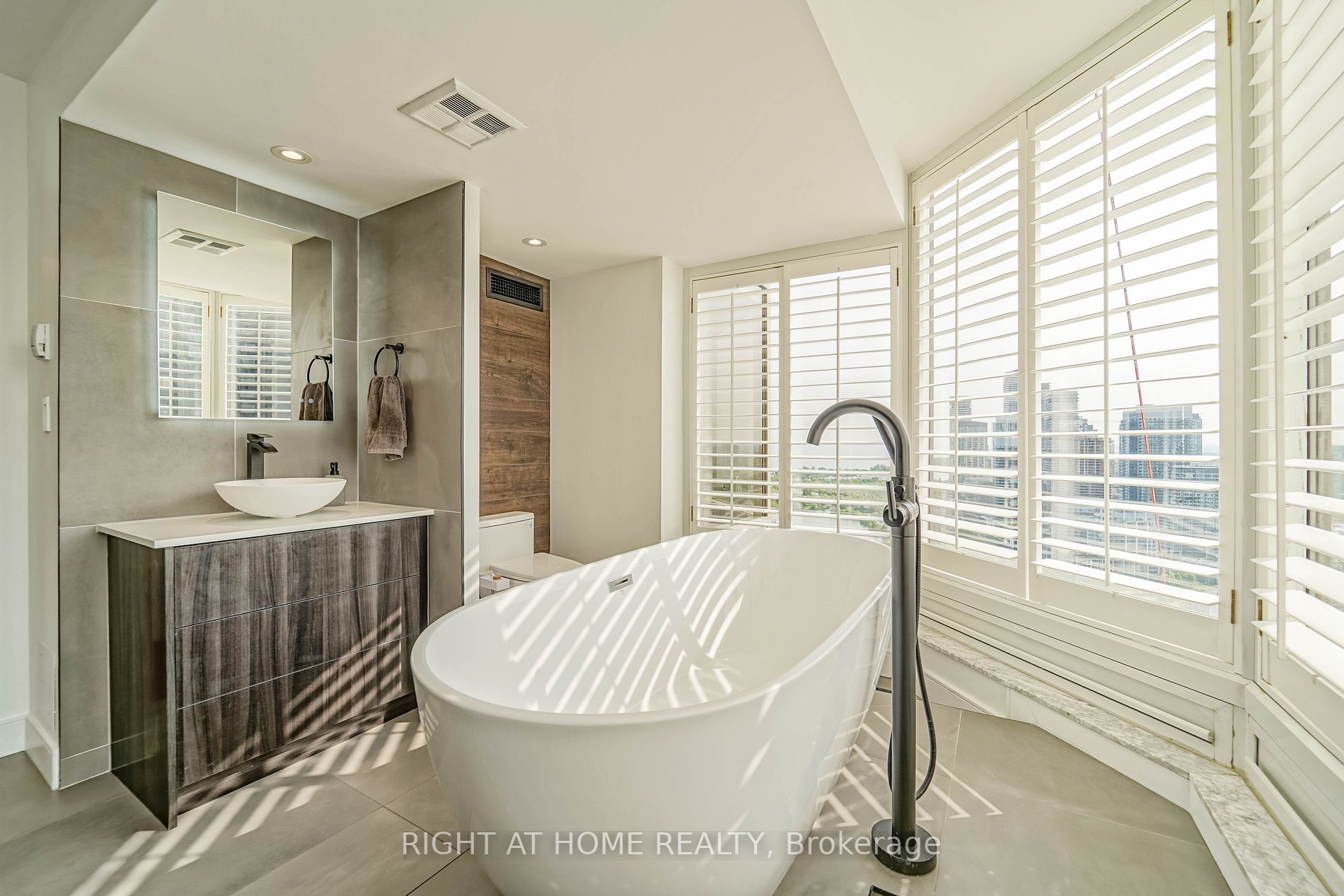 1 Palace Pier Crt, #3906