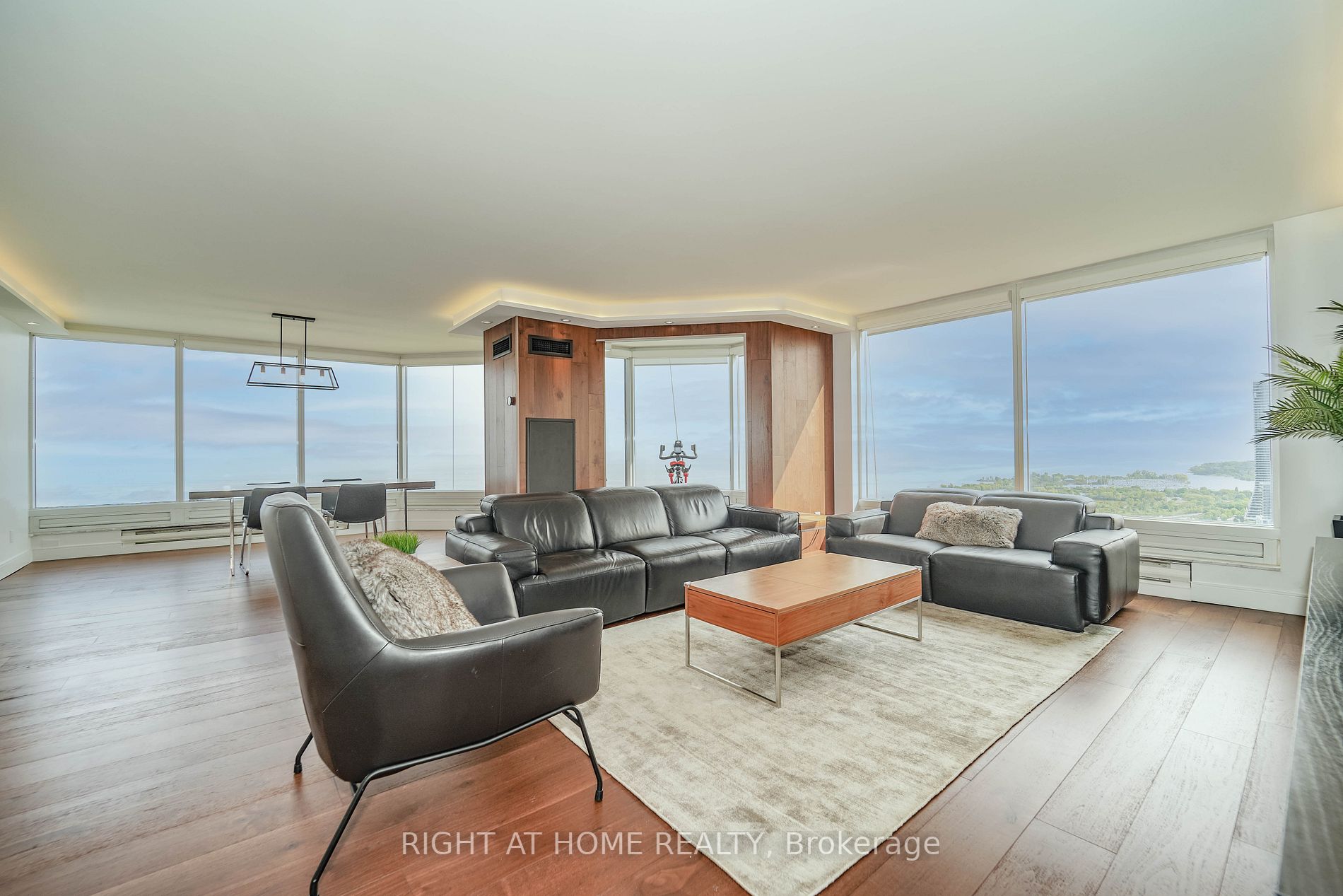1 Palace Pier Crt, #3906