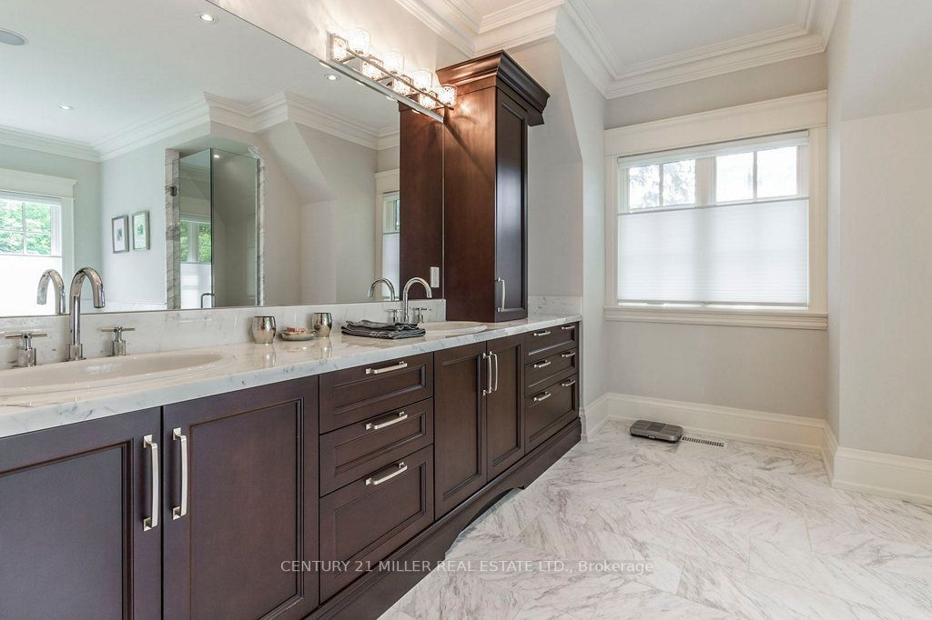 1031 Lakeshore Road W