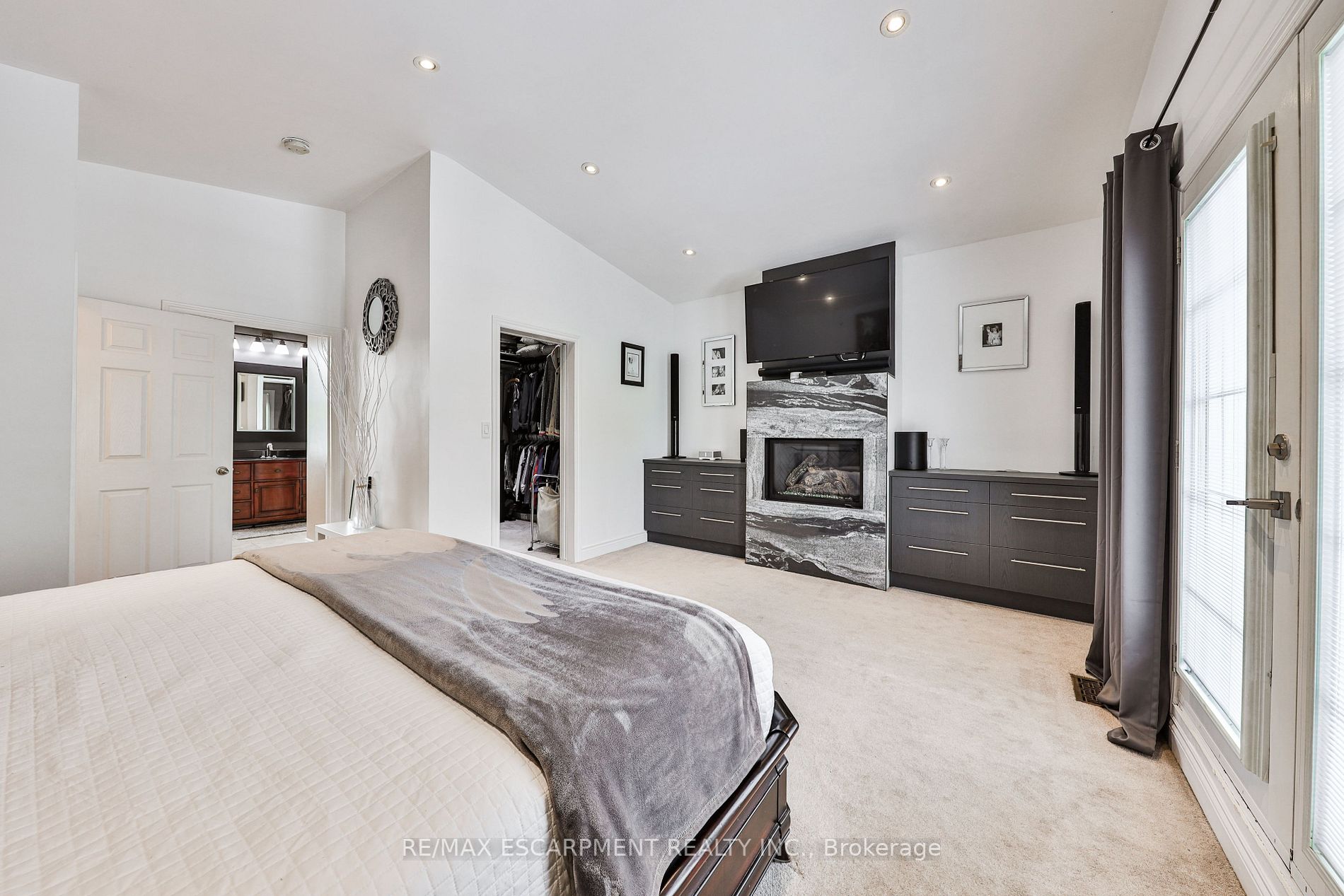 329 Erindale Dr