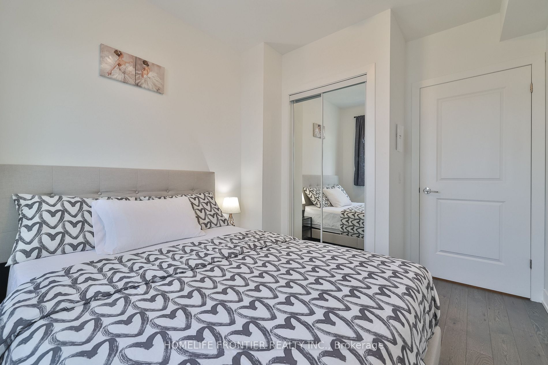 1070 Douglas Mccurdy Com, #224