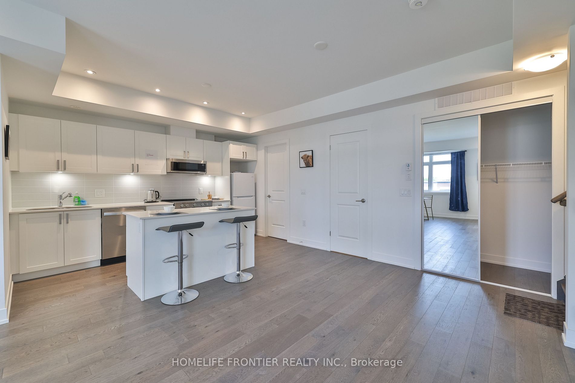 1070 Douglas Mccurdy Com, #224