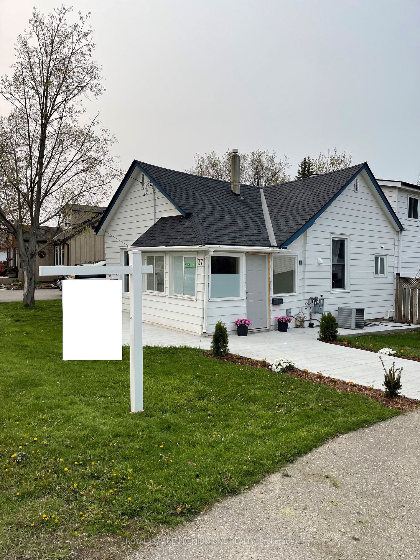 37 John St