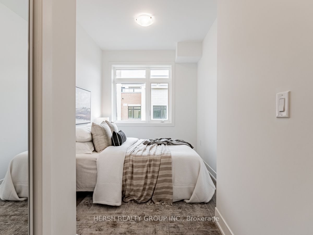 1095 Douglas McCurdy Comm, #256