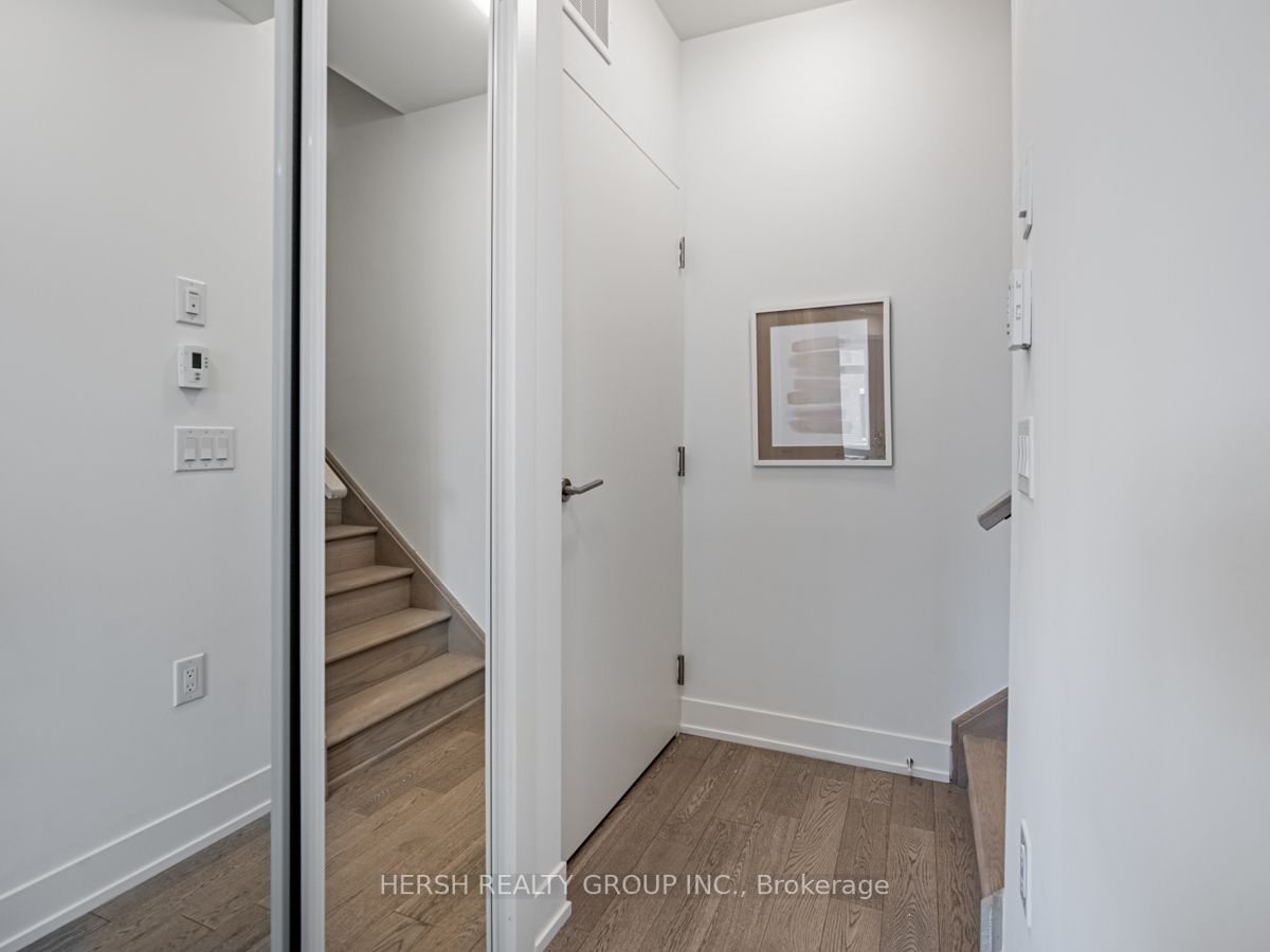1095 Douglas McCurdy Comm, #256