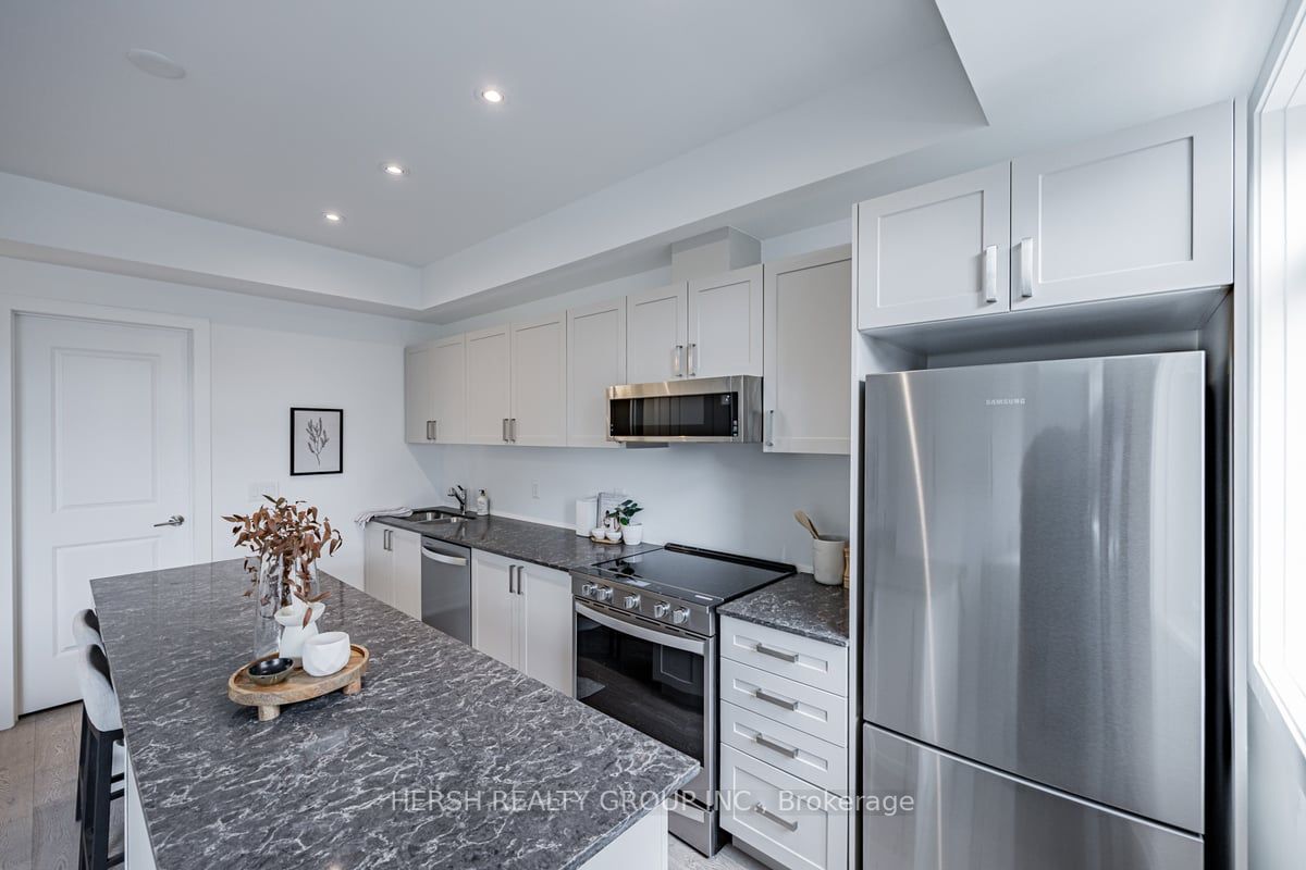 1095 Douglas McCurdy Comm, #256
