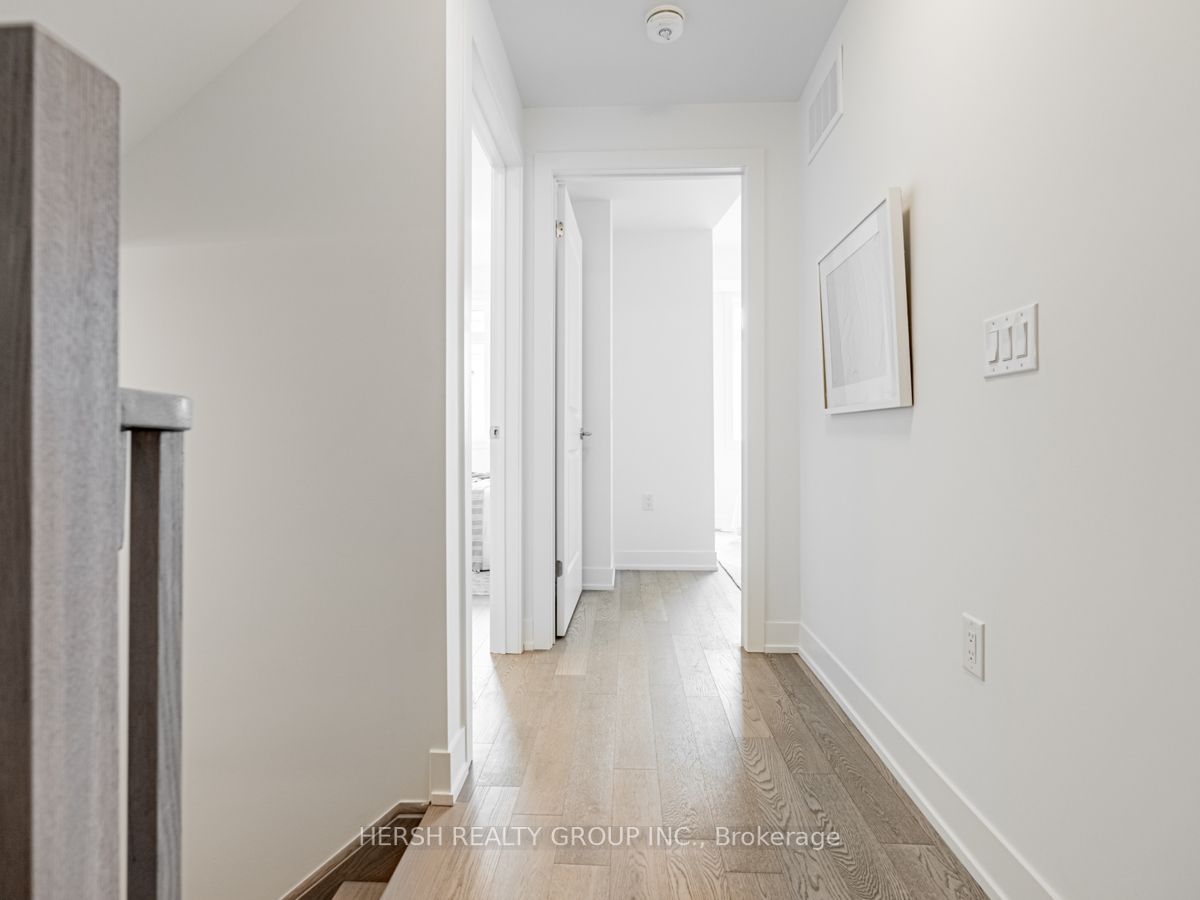 1095 Douglas McCurdy Comm, #256