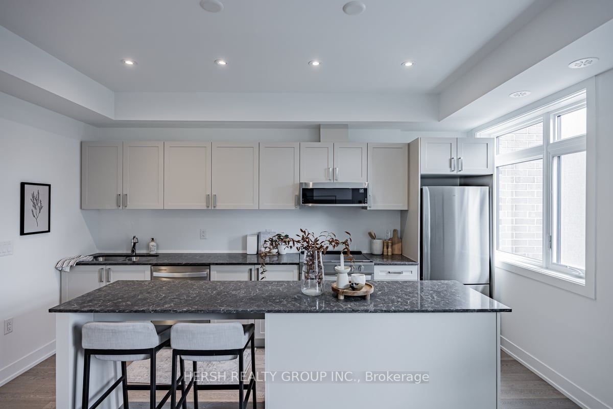 1095 Douglas McCurdy Comm, #256