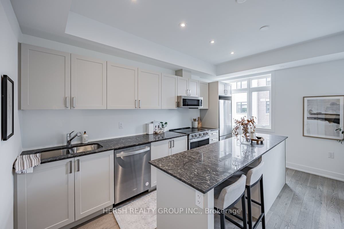 1095 Douglas McCurdy Comm, #256
