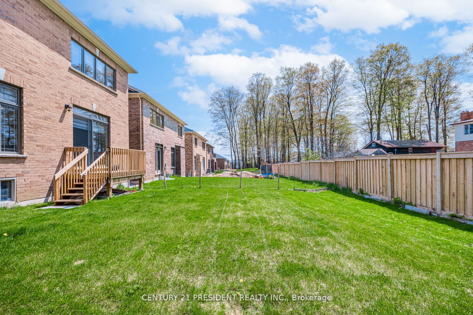 24 Daisy Meadow Cres W