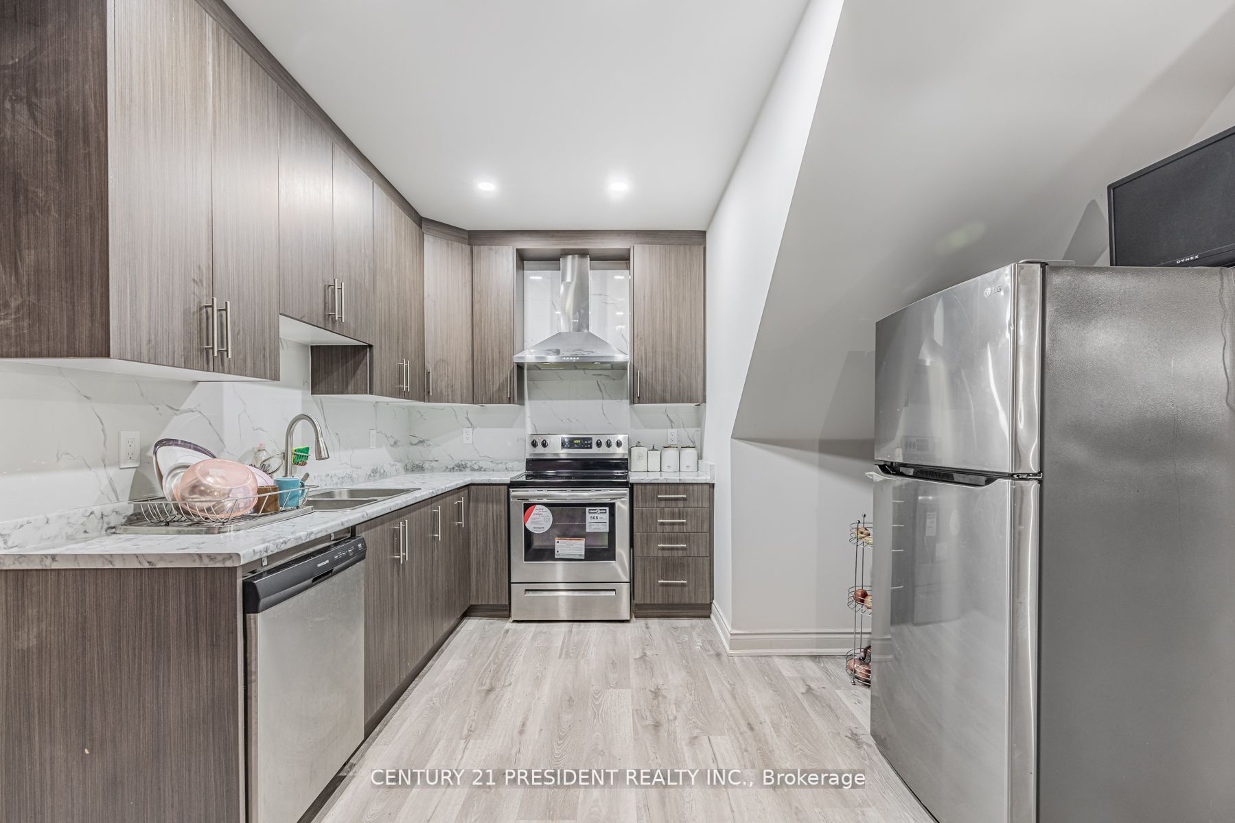 24 Daisy Meadow Cres W