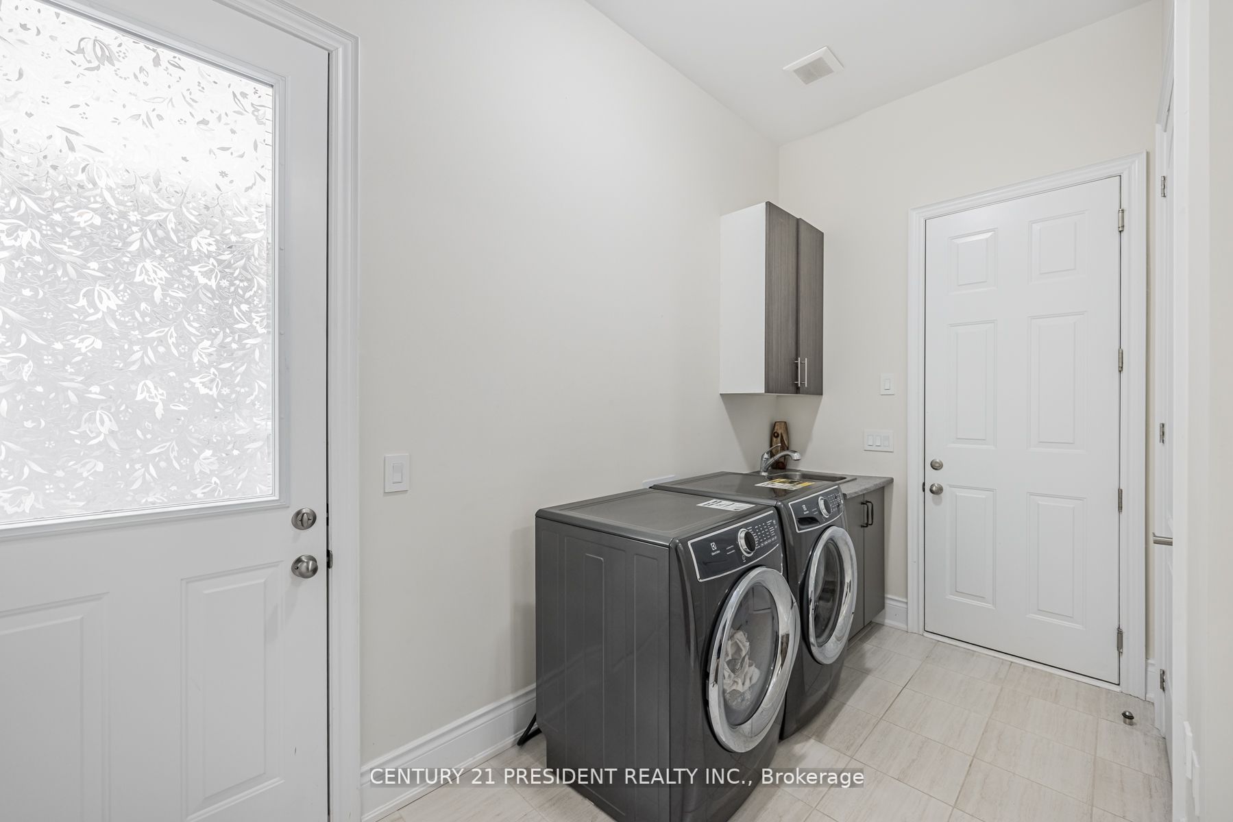 24 Daisy Meadow Cres W