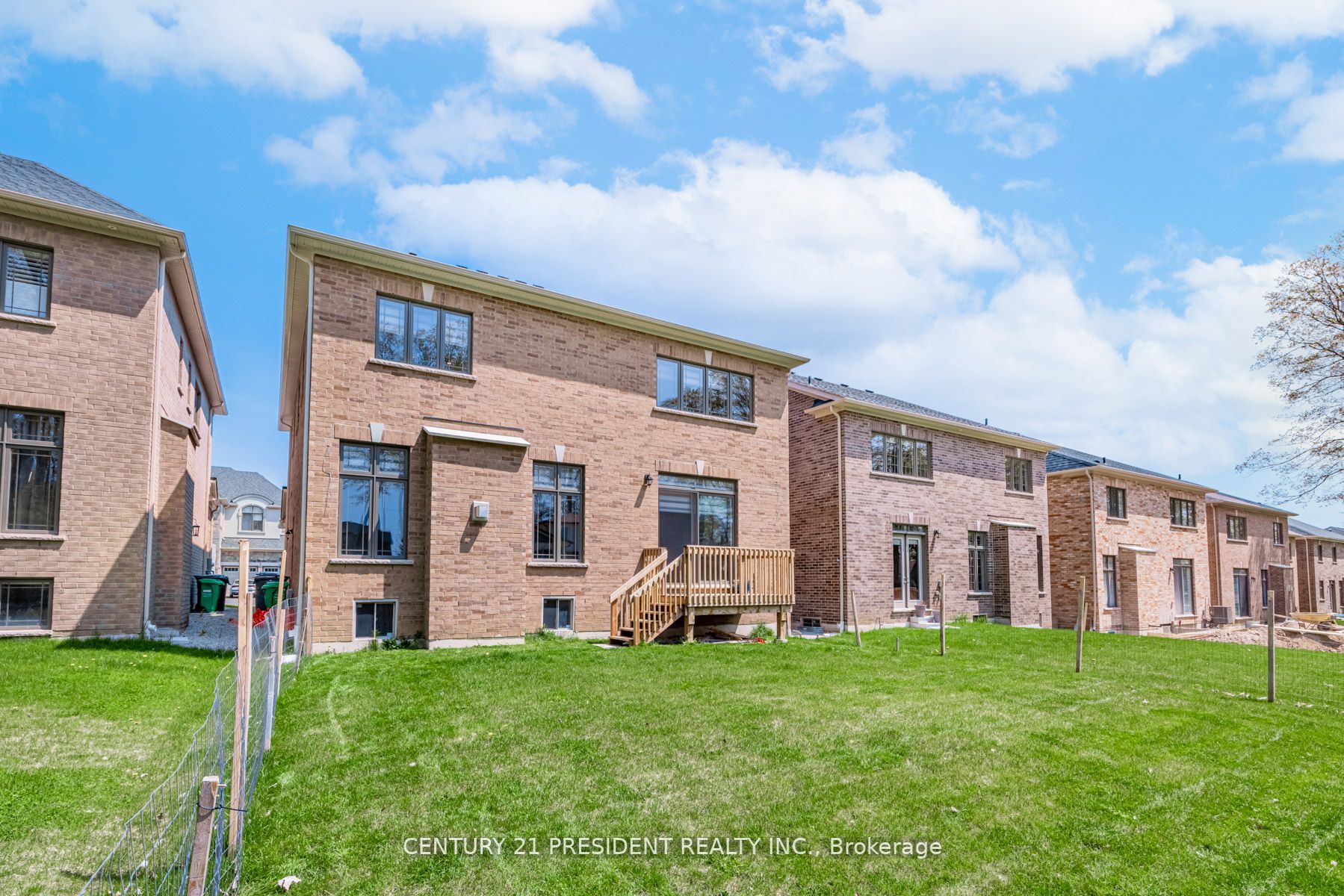 24 Daisy Meadow Cres W