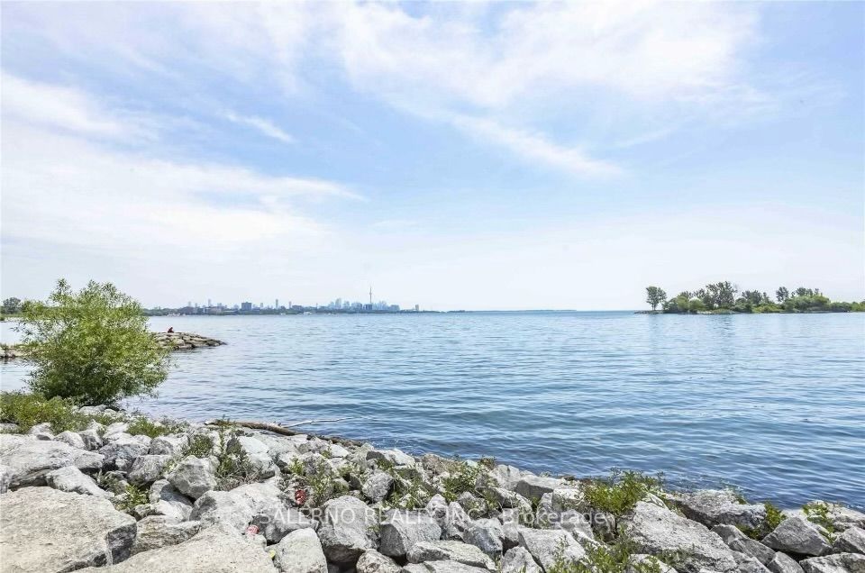 2121 Lakeshore Blvd W, #1003