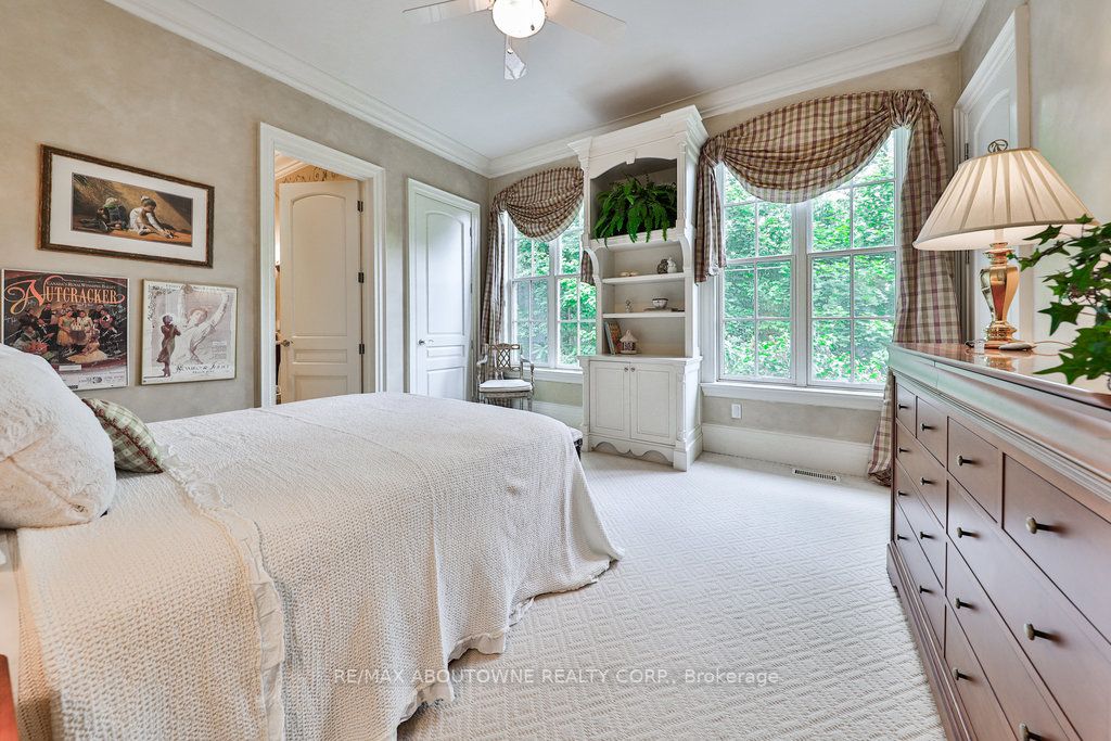 872 Whittier Cres
