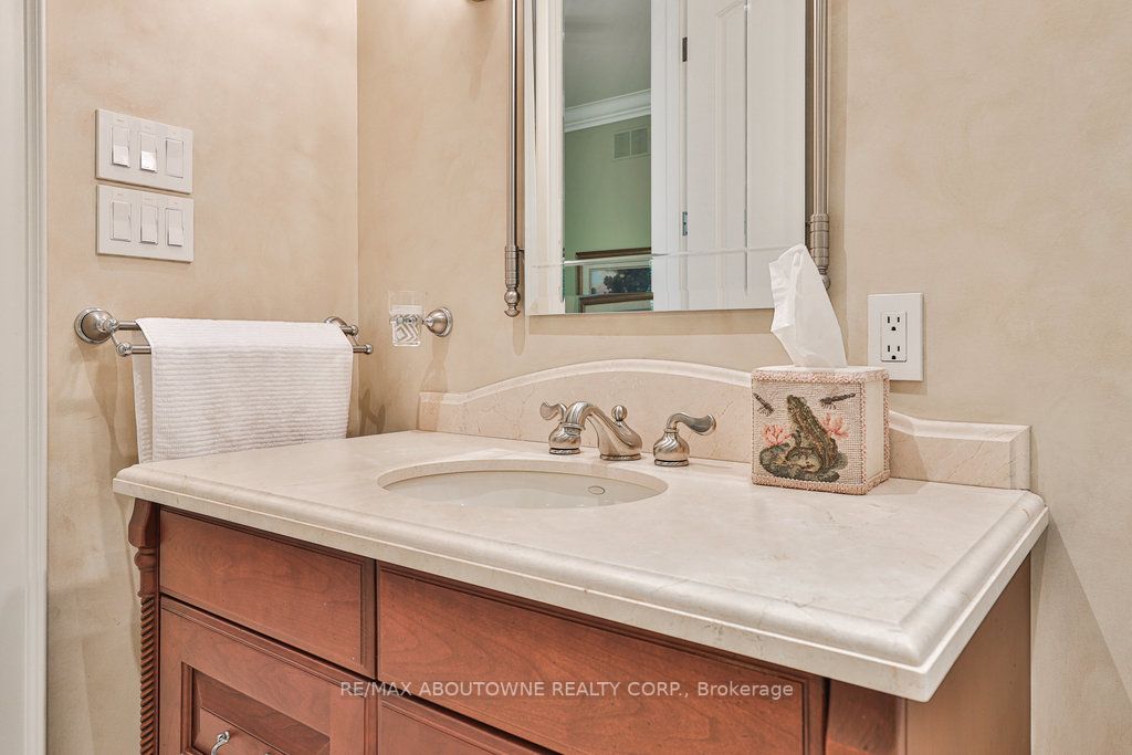 872 Whittier Cres