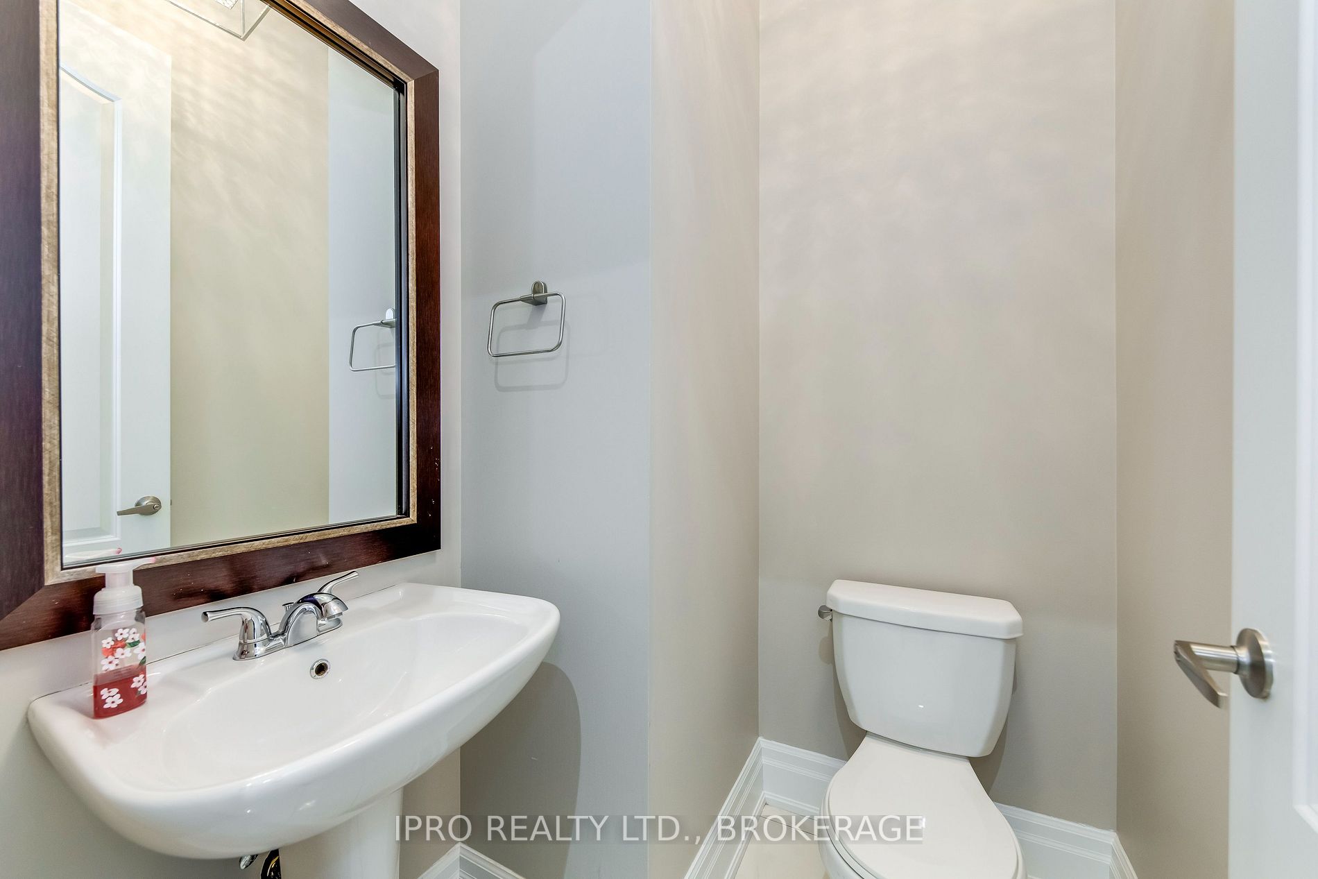 20 Falkland Rd N