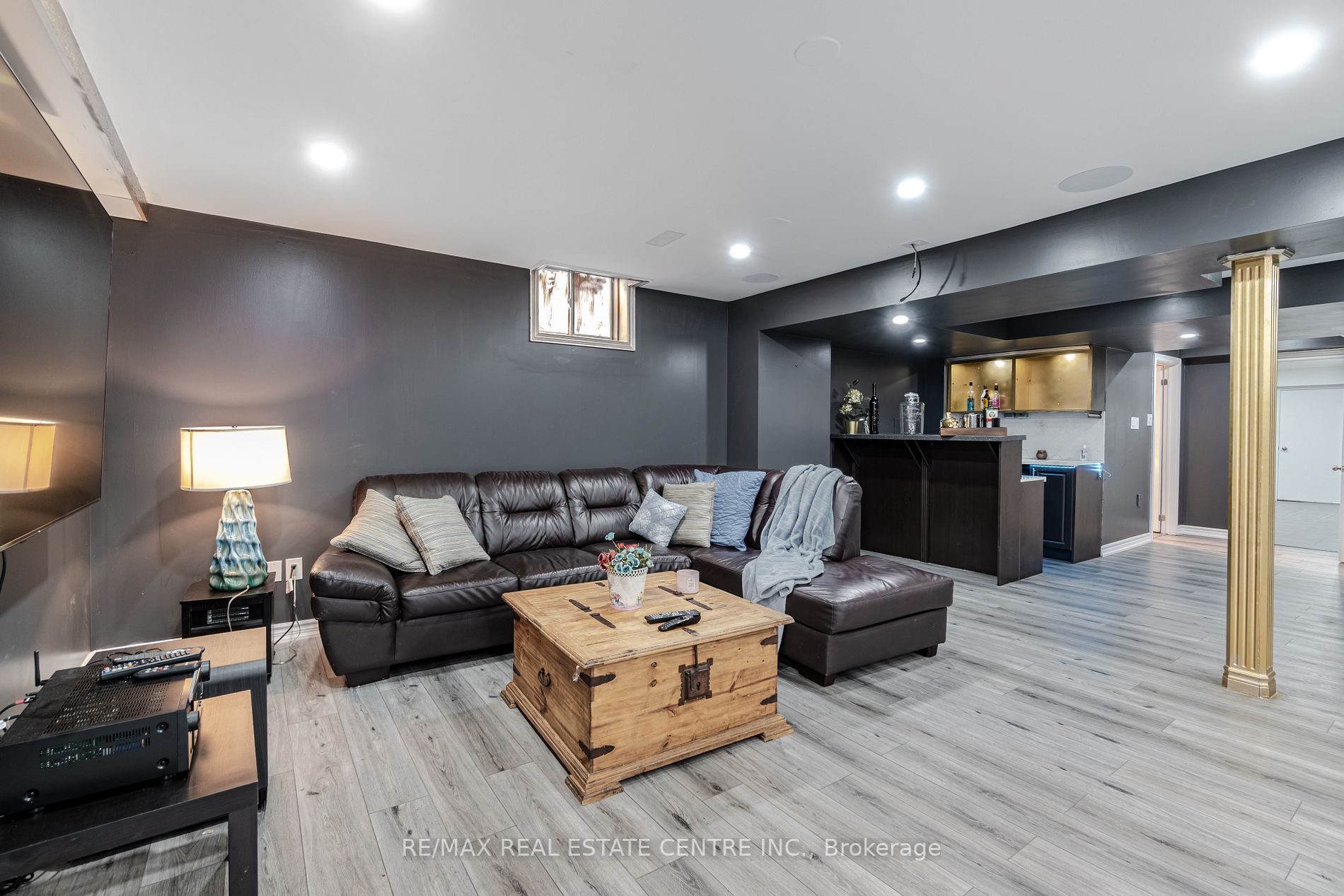 4 Ingleborough Dr
