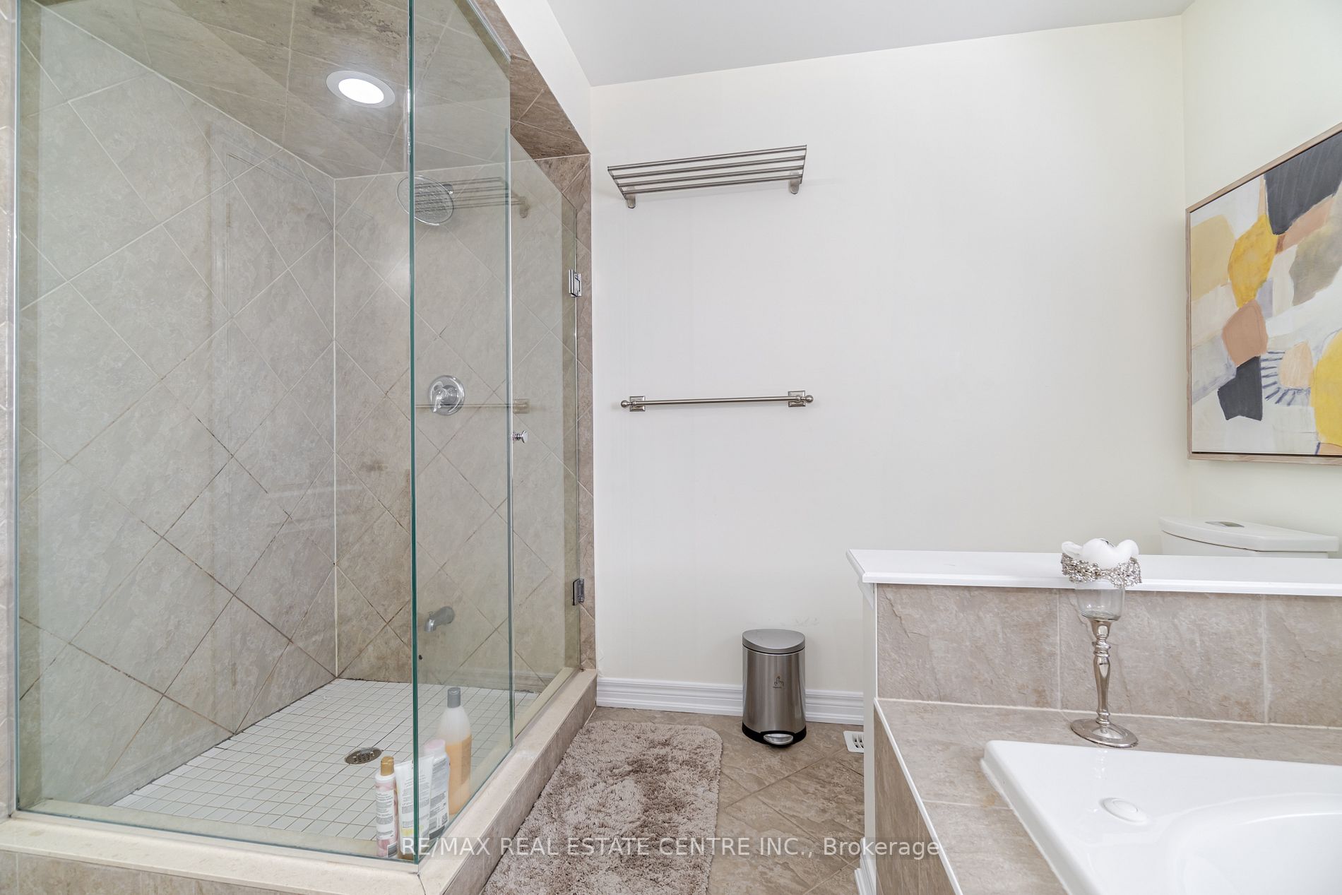 4 Ingleborough Dr
