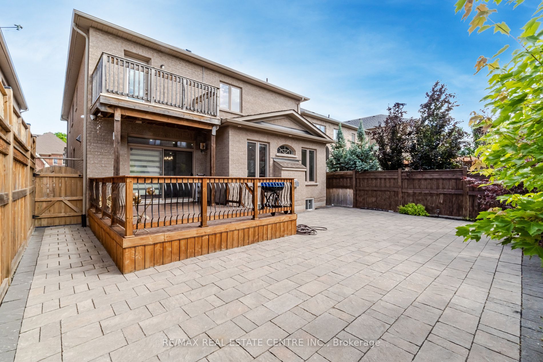 4 Ingleborough Dr