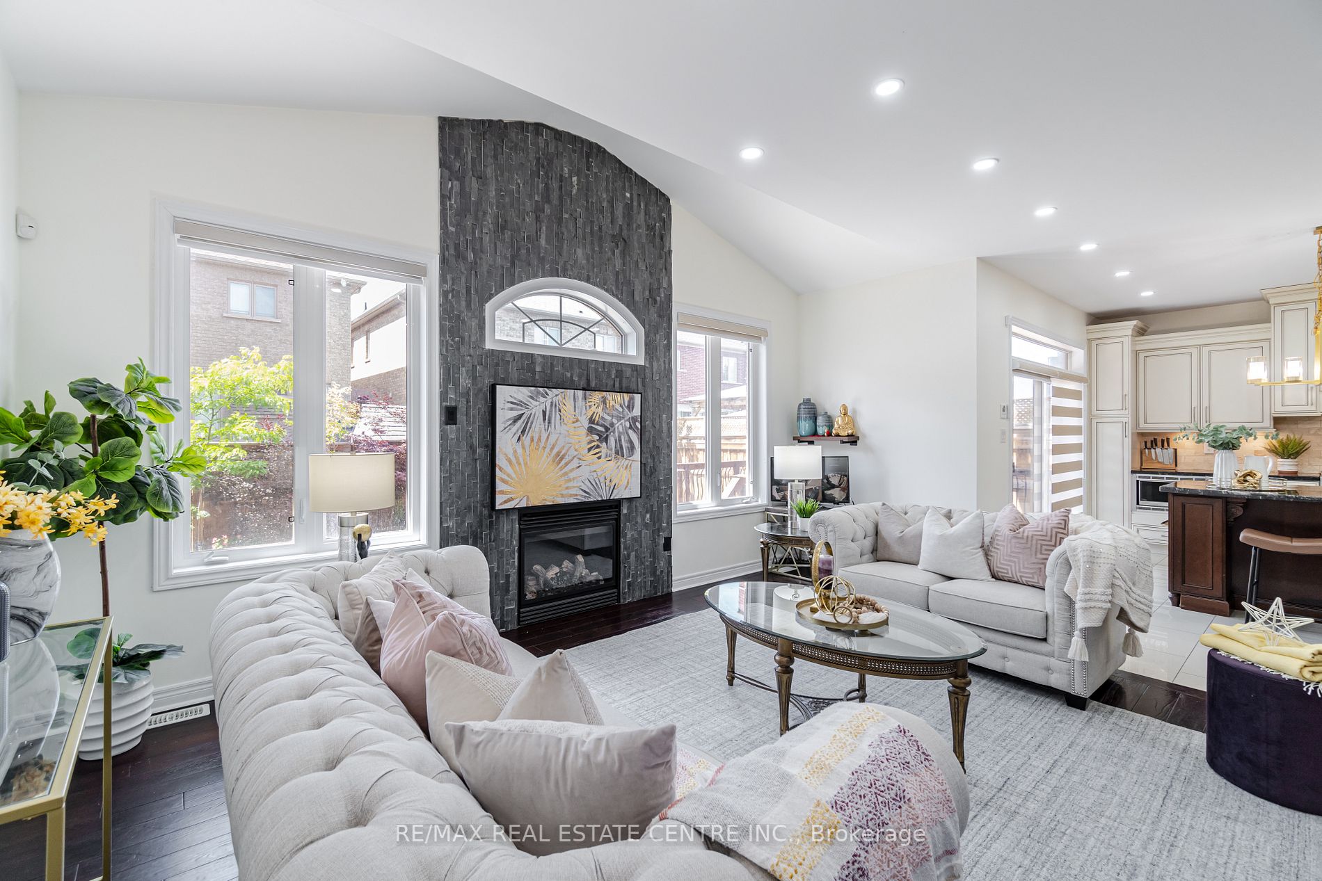 4 Ingleborough Dr