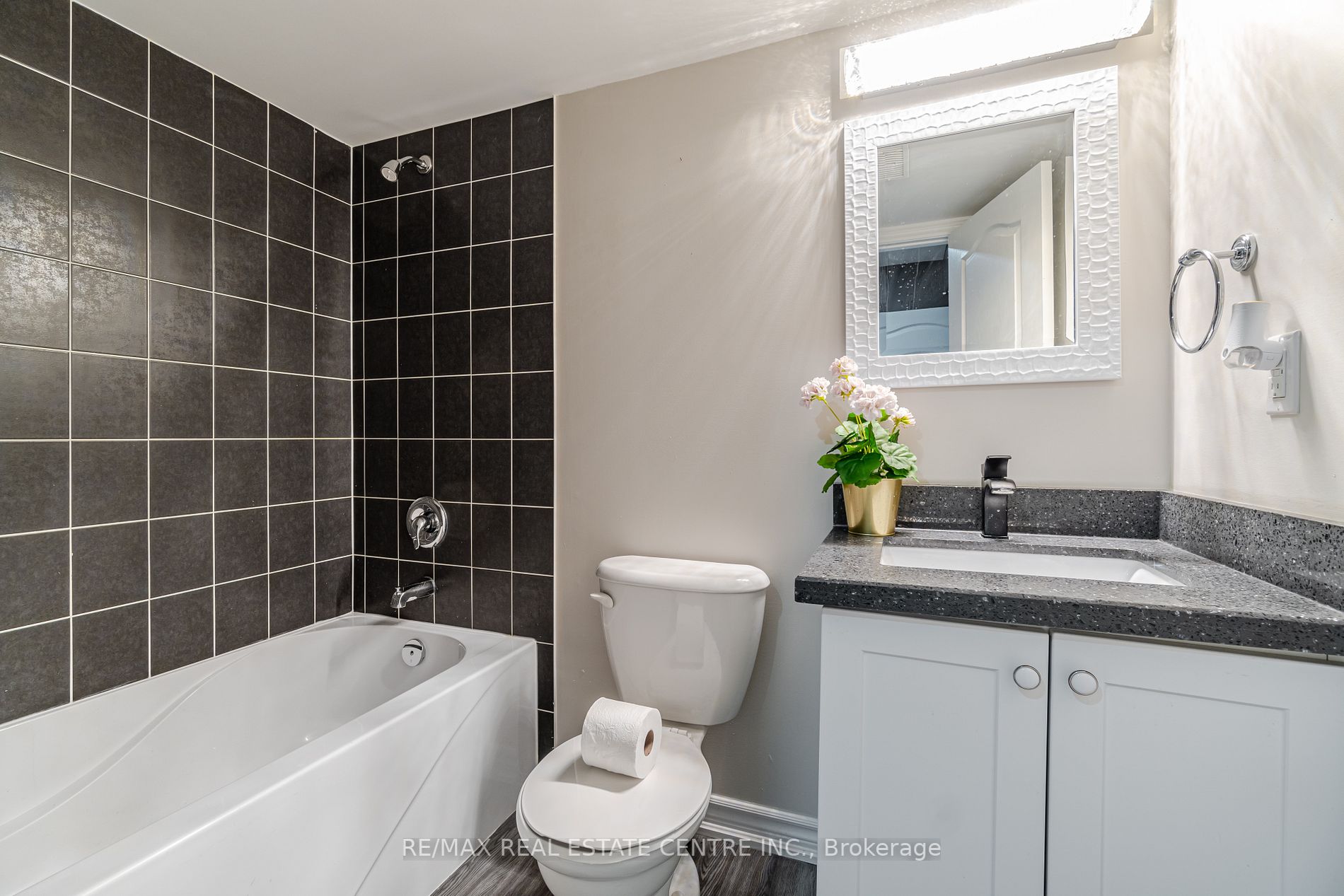 4 Ingleborough Dr
