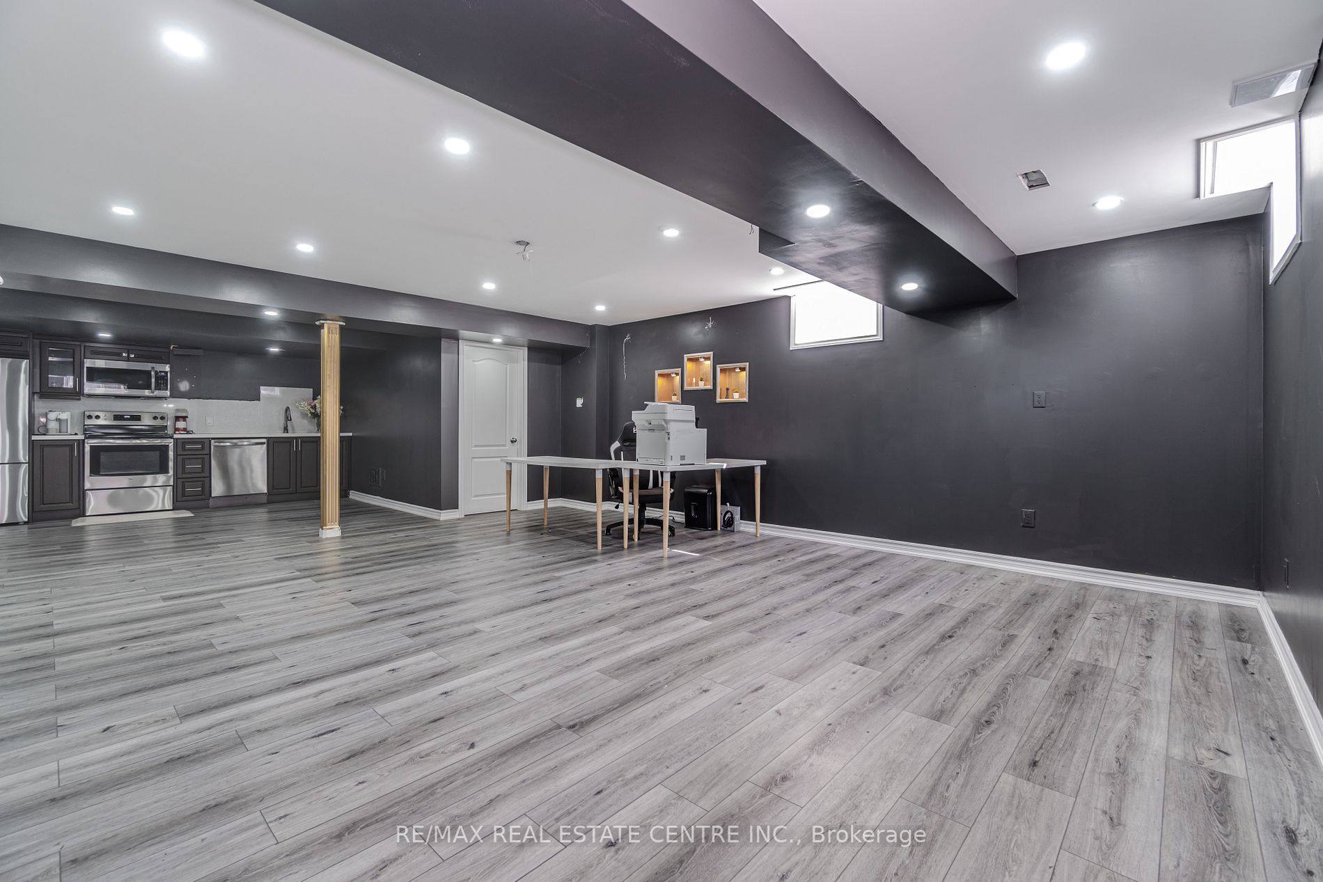 4 Ingleborough Dr