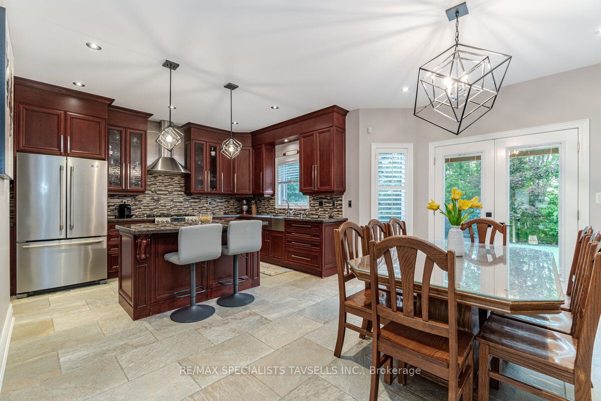 17 Antrim Crt