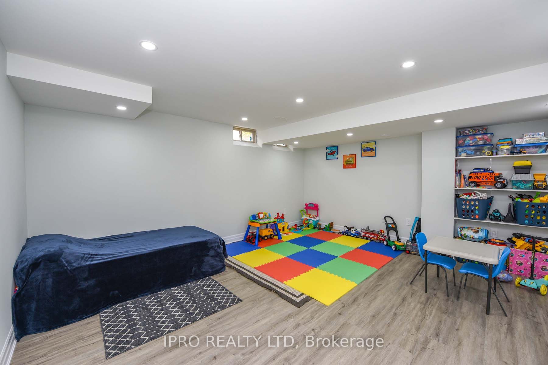 20 Goulston St