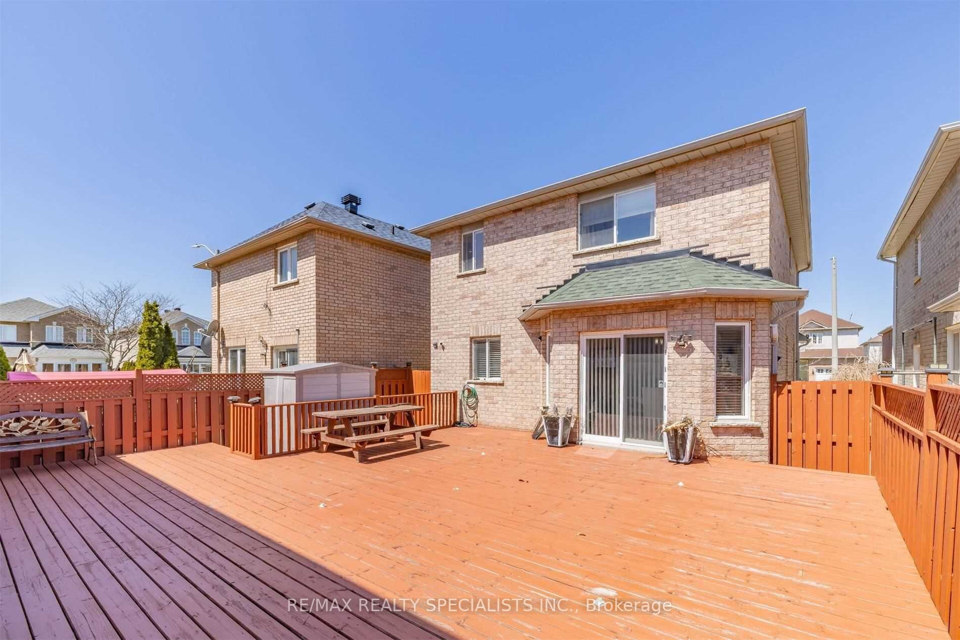 27 Oakmeadow Dr