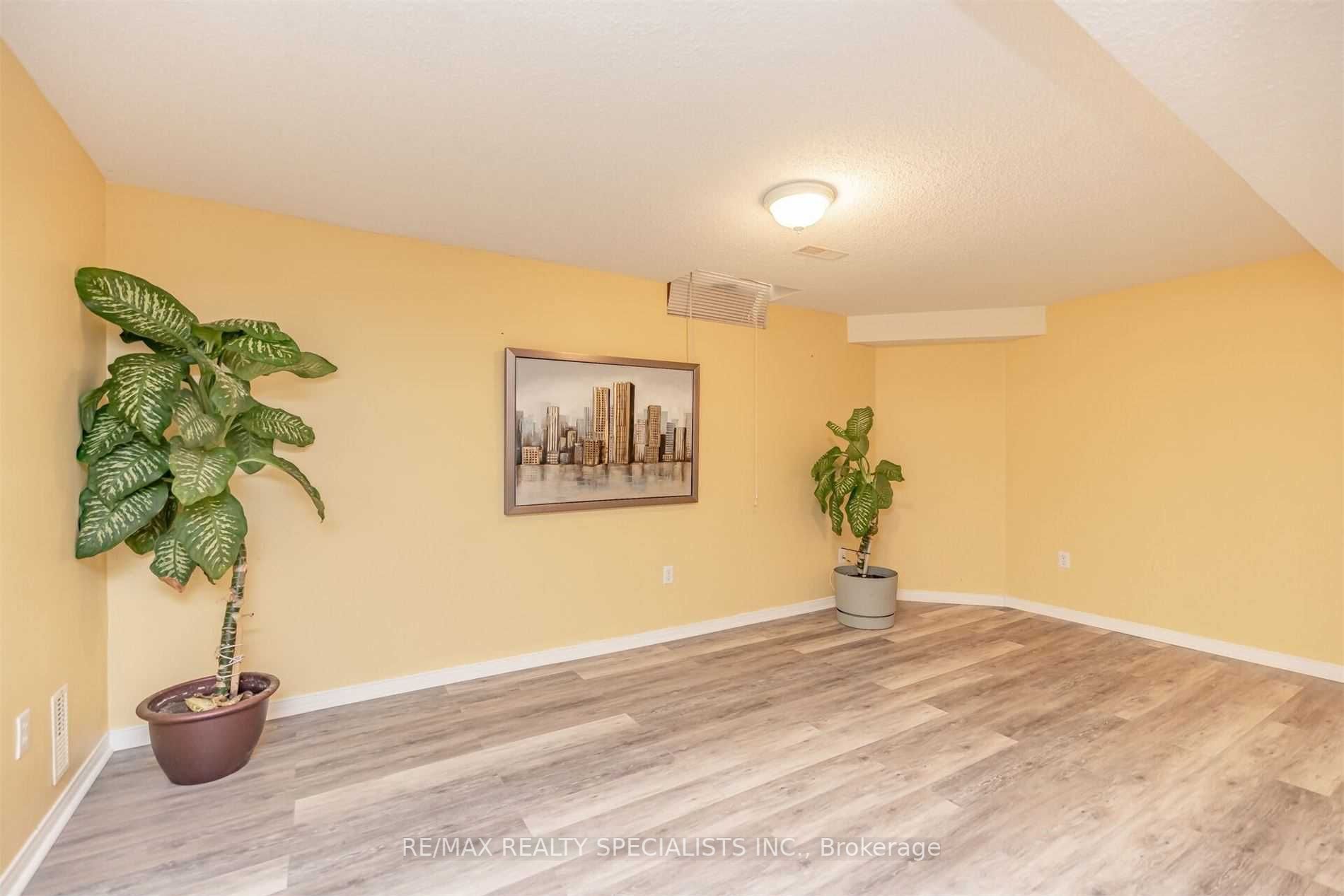 27 Oakmeadow Dr