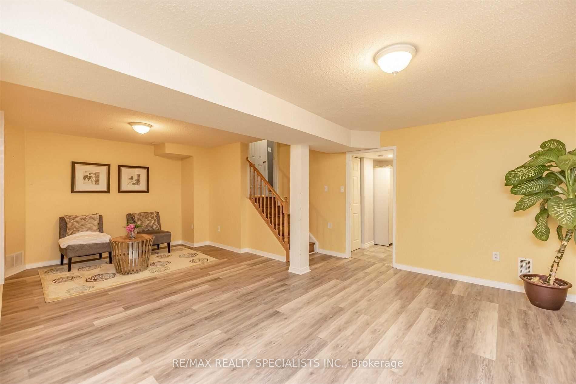 27 Oakmeadow Dr