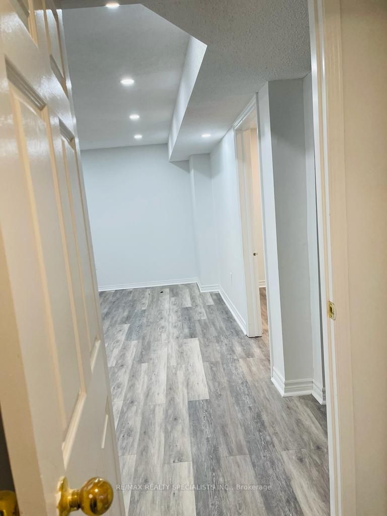 27 Oakmeadow Dr