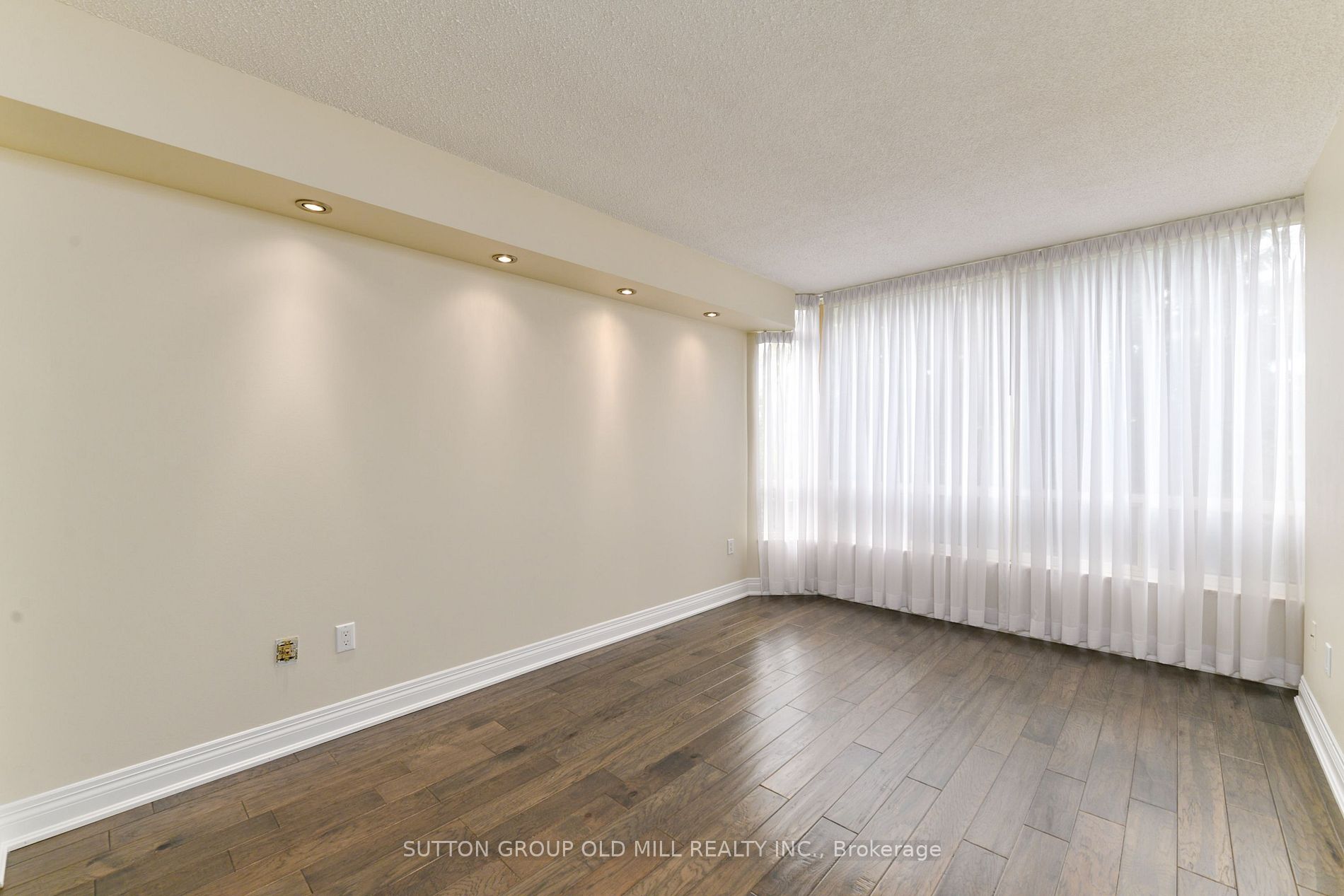 1320 Islington Ave, #405