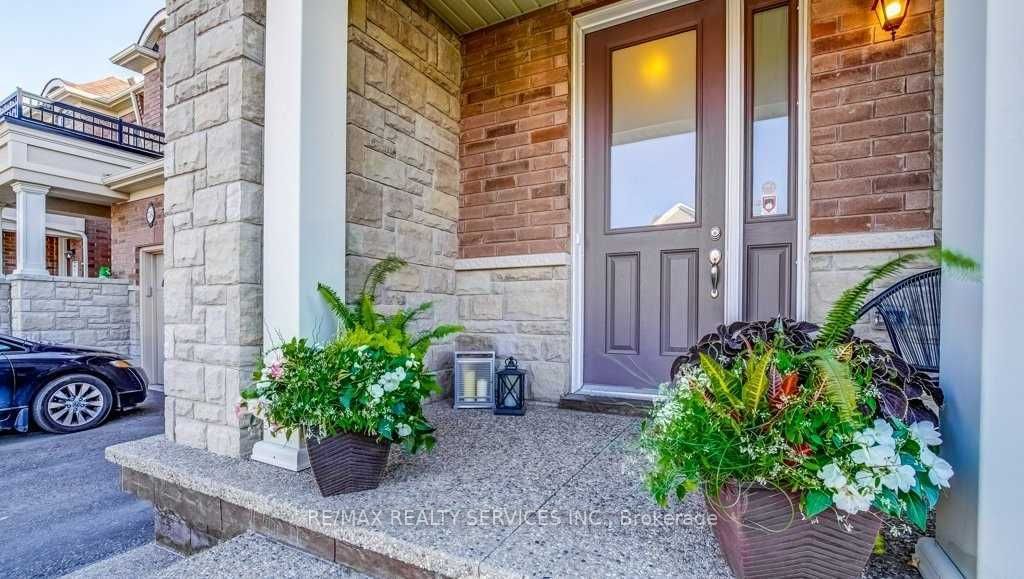 76 Blackberry Valley Crescent