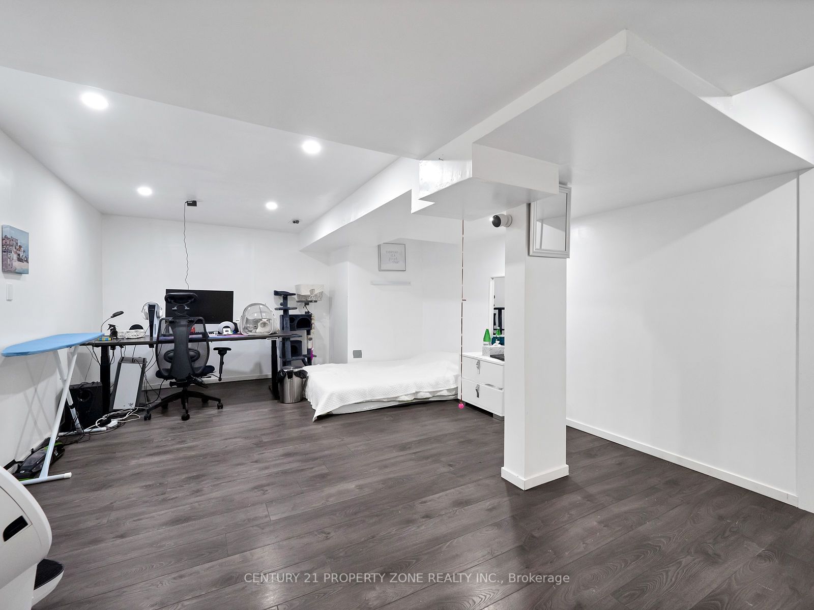 11 Hinchley Wood Grve