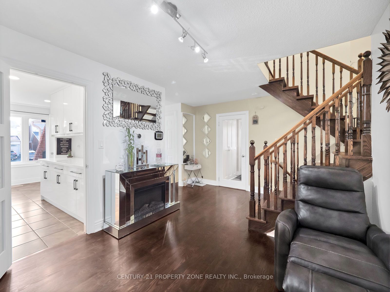 11 Hinchley Wood Grve