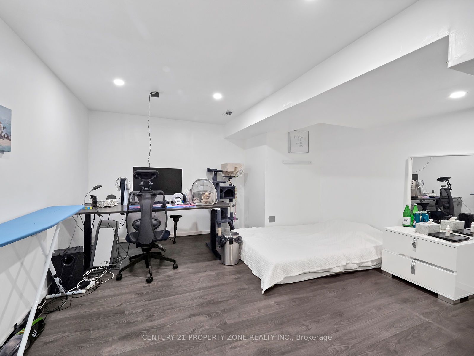 11 Hinchley Wood Grve