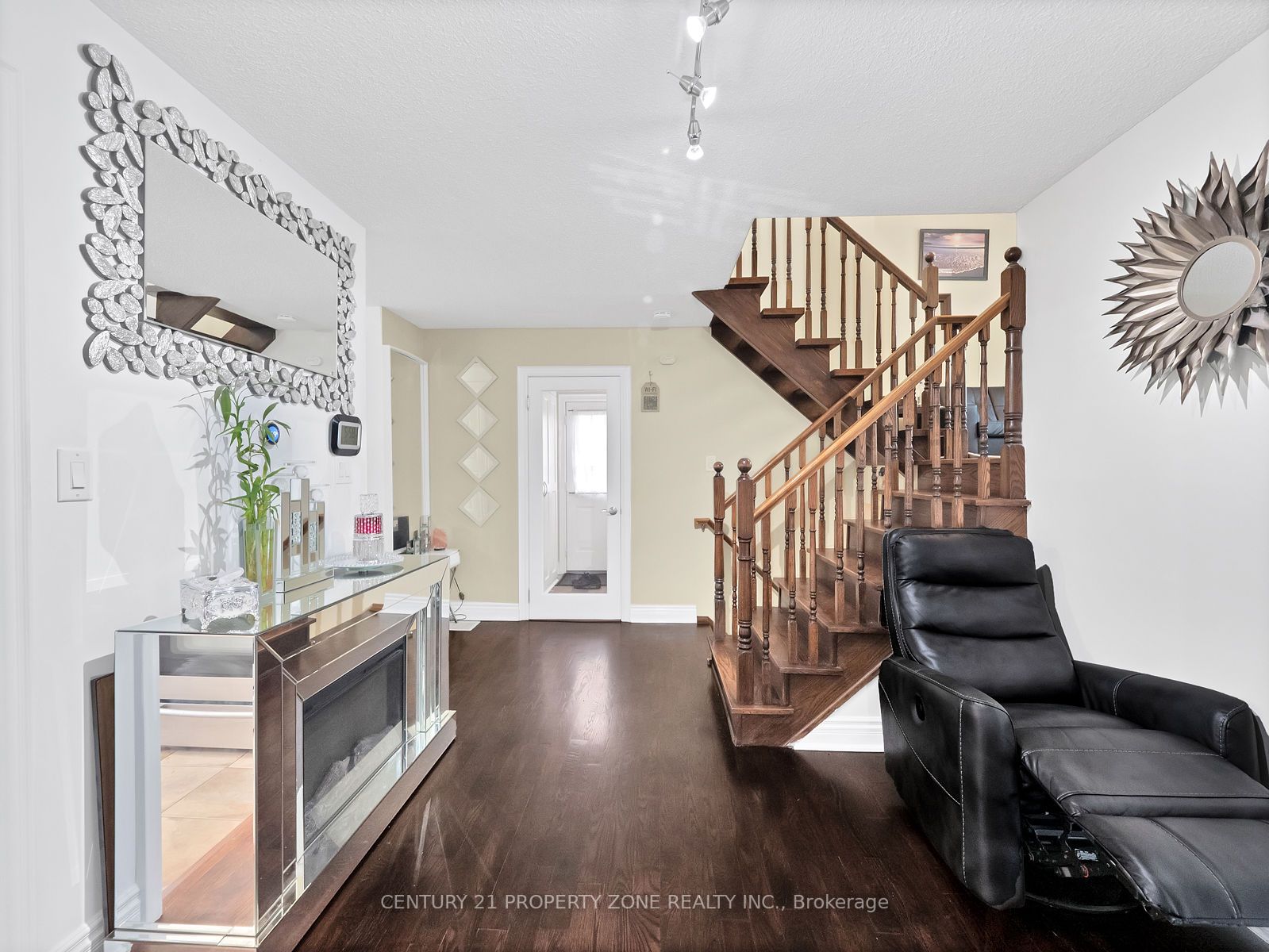 11 Hinchley Wood Grve