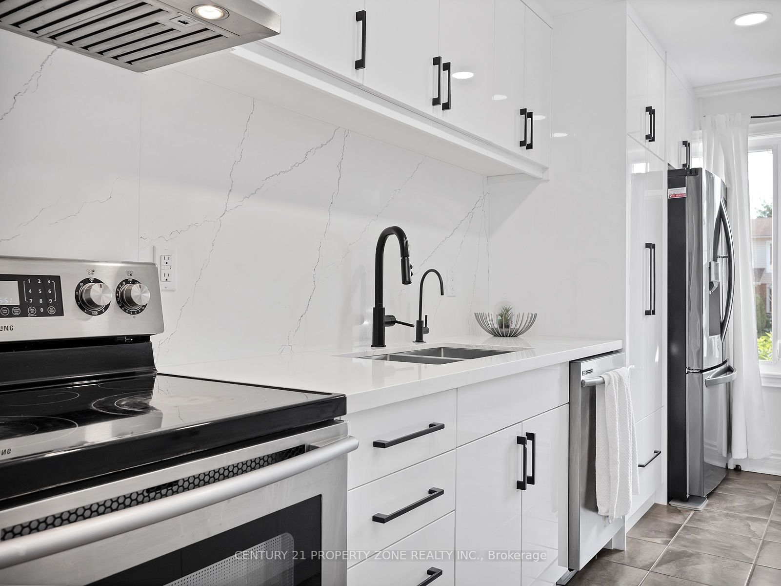 11 Hinchley Wood Grve