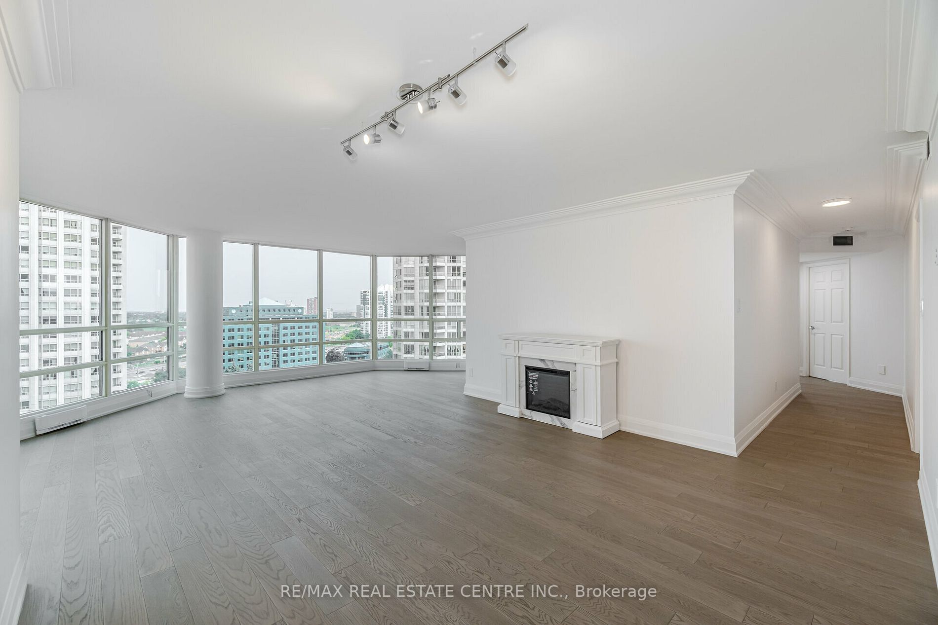 45 Kingsbridge Garden Circ, #1504