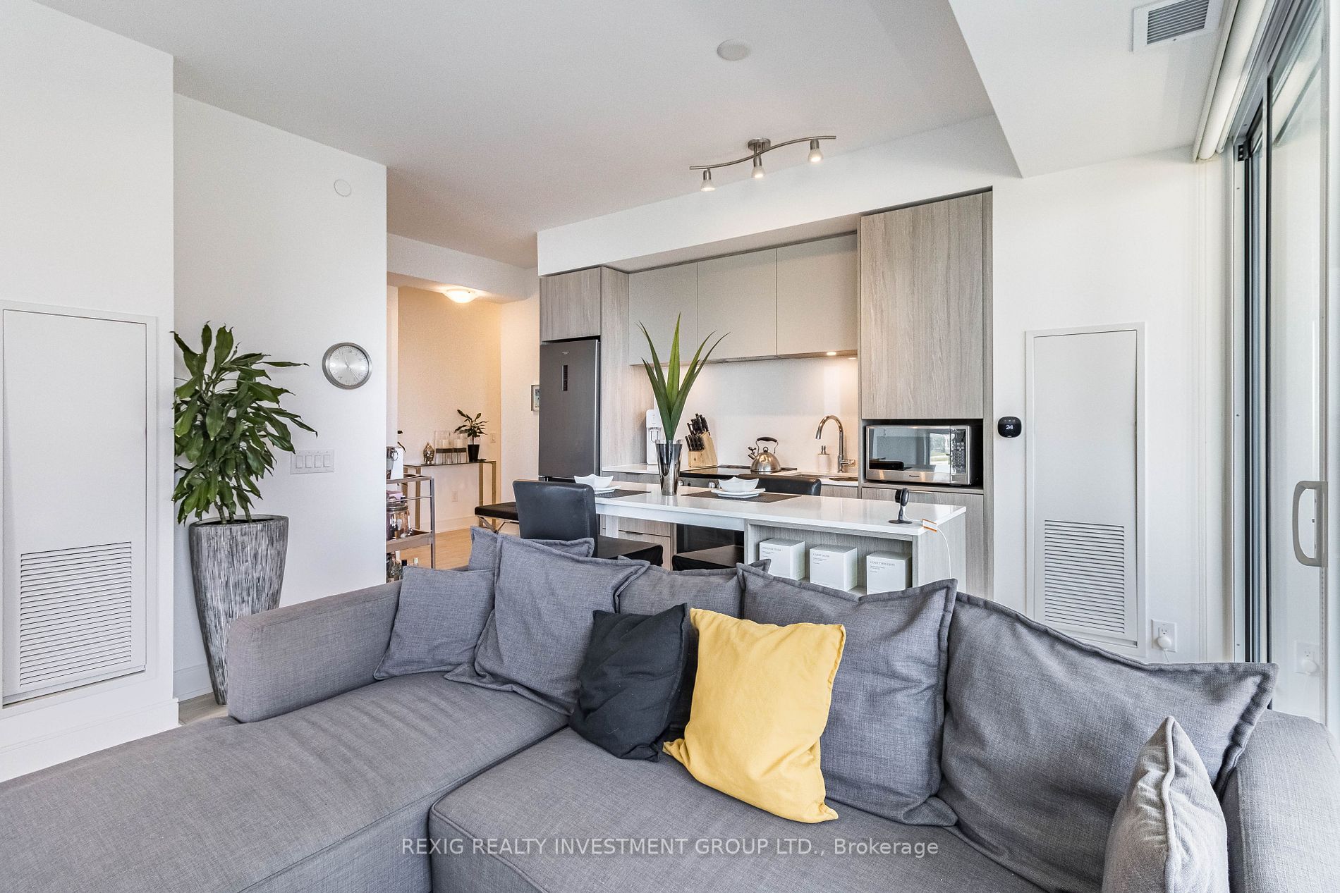 70 Annie Craig Dr W, #809