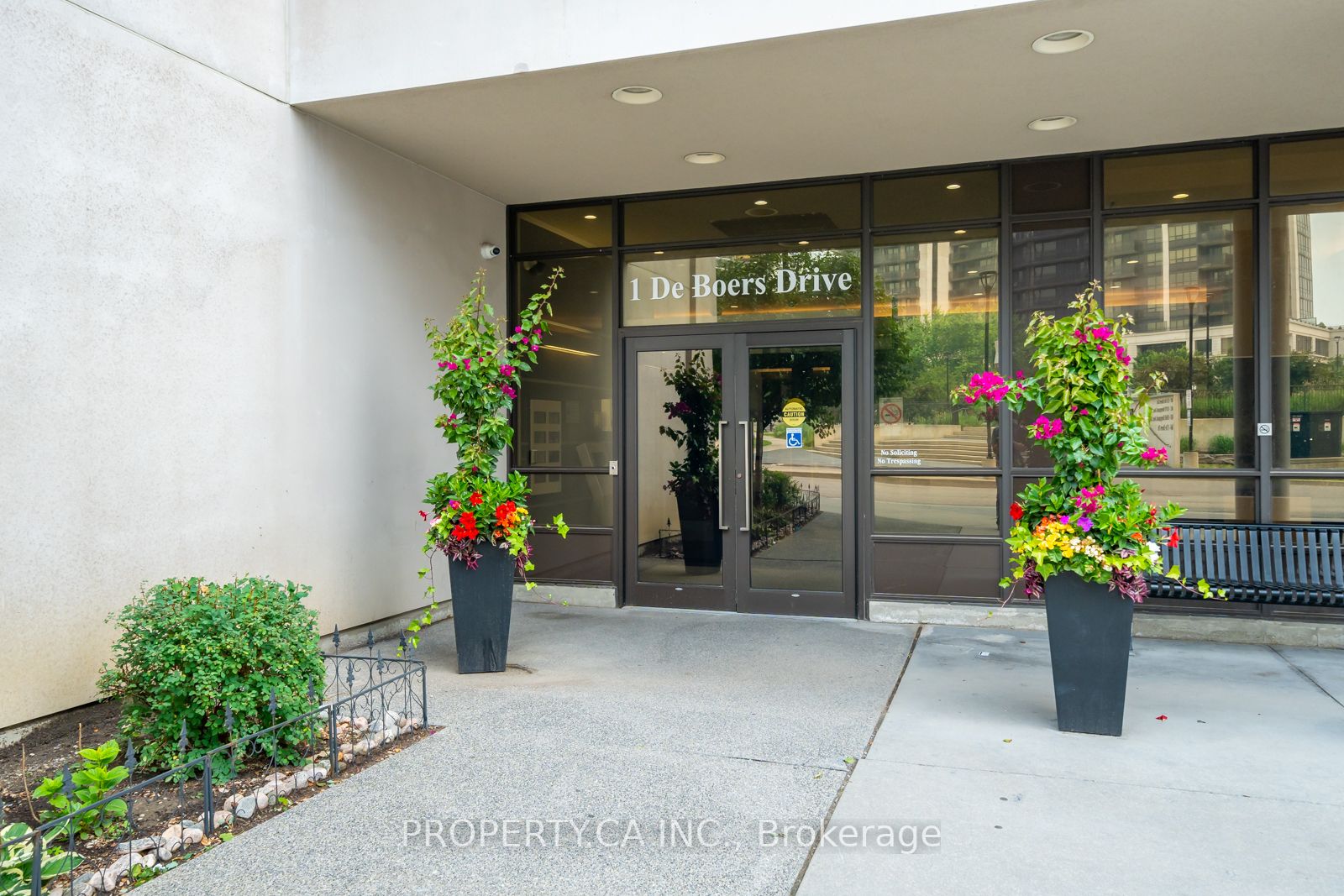 1 De Boers Drive, #604